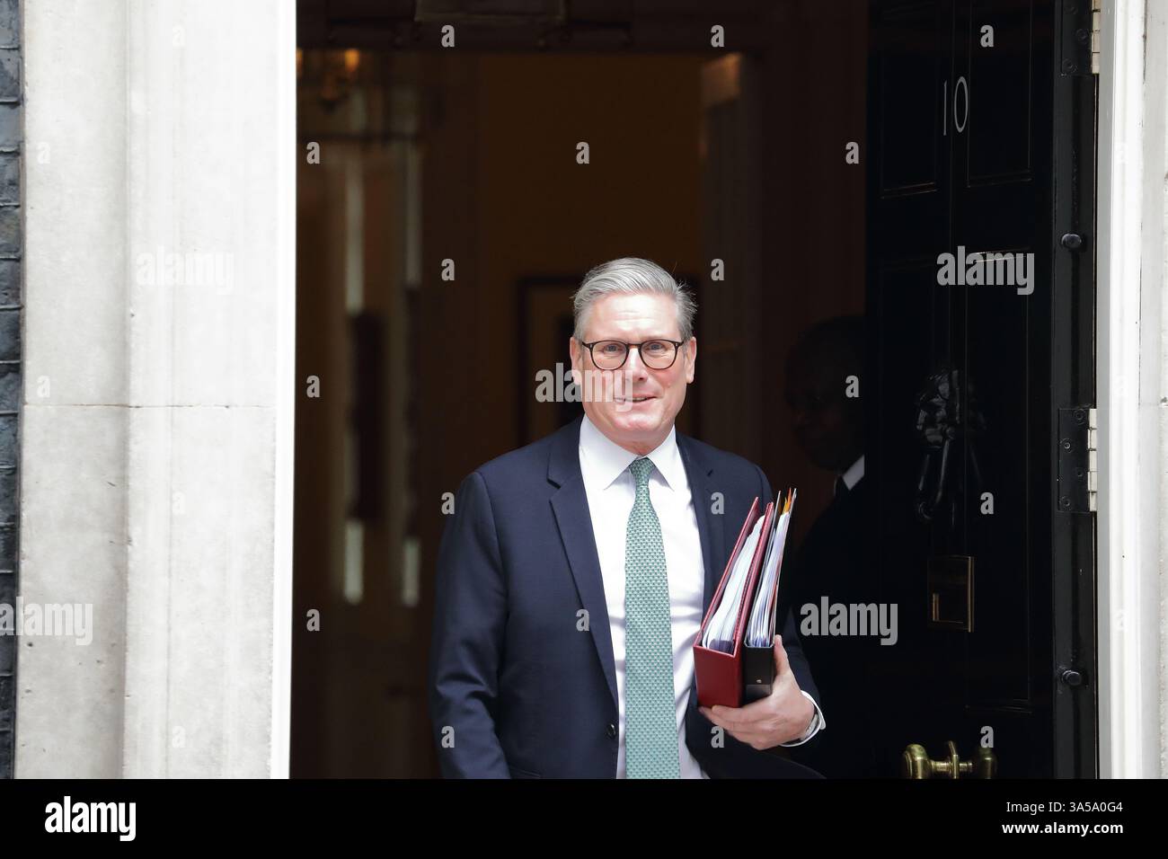 London, Großbritannien, 19. März 2025, der britische Premierminister Sir Keir Starmer verlässt die Downing Street 10, um an den wöchentlichen Fragen des Premierministers der PMQ im Parlament teilzunehmen. Stockfoto London, Großbritannien, 19. März 2025, der britische Premierminister Sir Keir Starmer verlässt die Downing Street 10, um an den wöchentlichen Fragen des Premierministers der PMQ im Parlament teilzunehmen. Stockfoto
