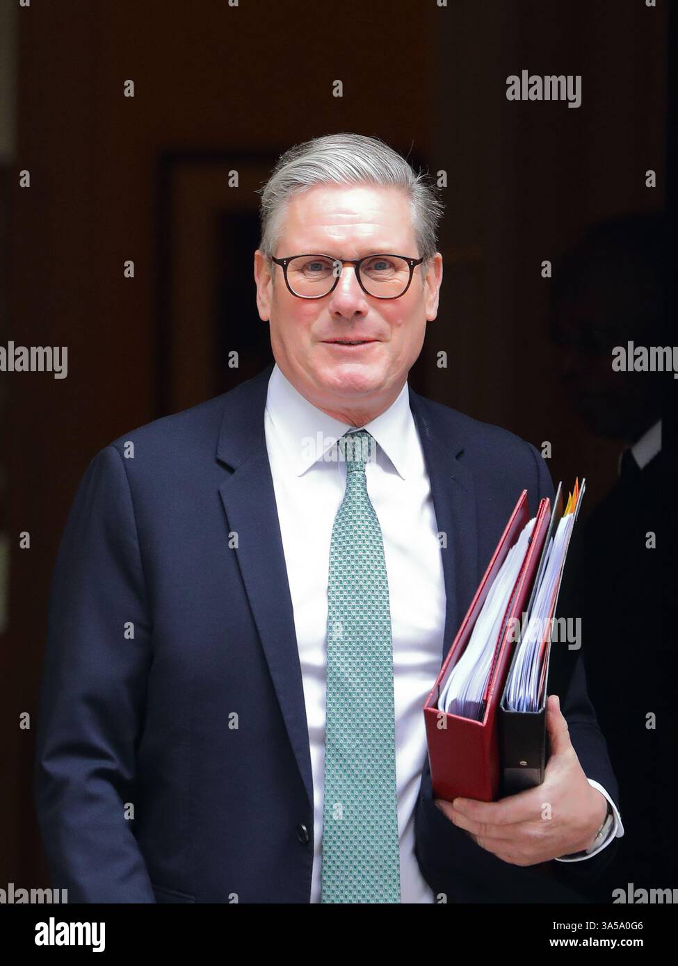 London, Großbritannien, 19. März 2025, der britische Premierminister Sir Keir Starmer verlässt die Downing Street 10, um an den wöchentlichen Fragen des Premierministers der PMQ im Parlament teilzunehmen. Stockfoto London, Großbritannien, 19. März 2025, der britische Premierminister Sir Keir Starmer verlässt die Downing Street 10, um an den wöchentlichen Fragen des Premierministers der PMQ im Parlament teilzunehmen. Stockfoto