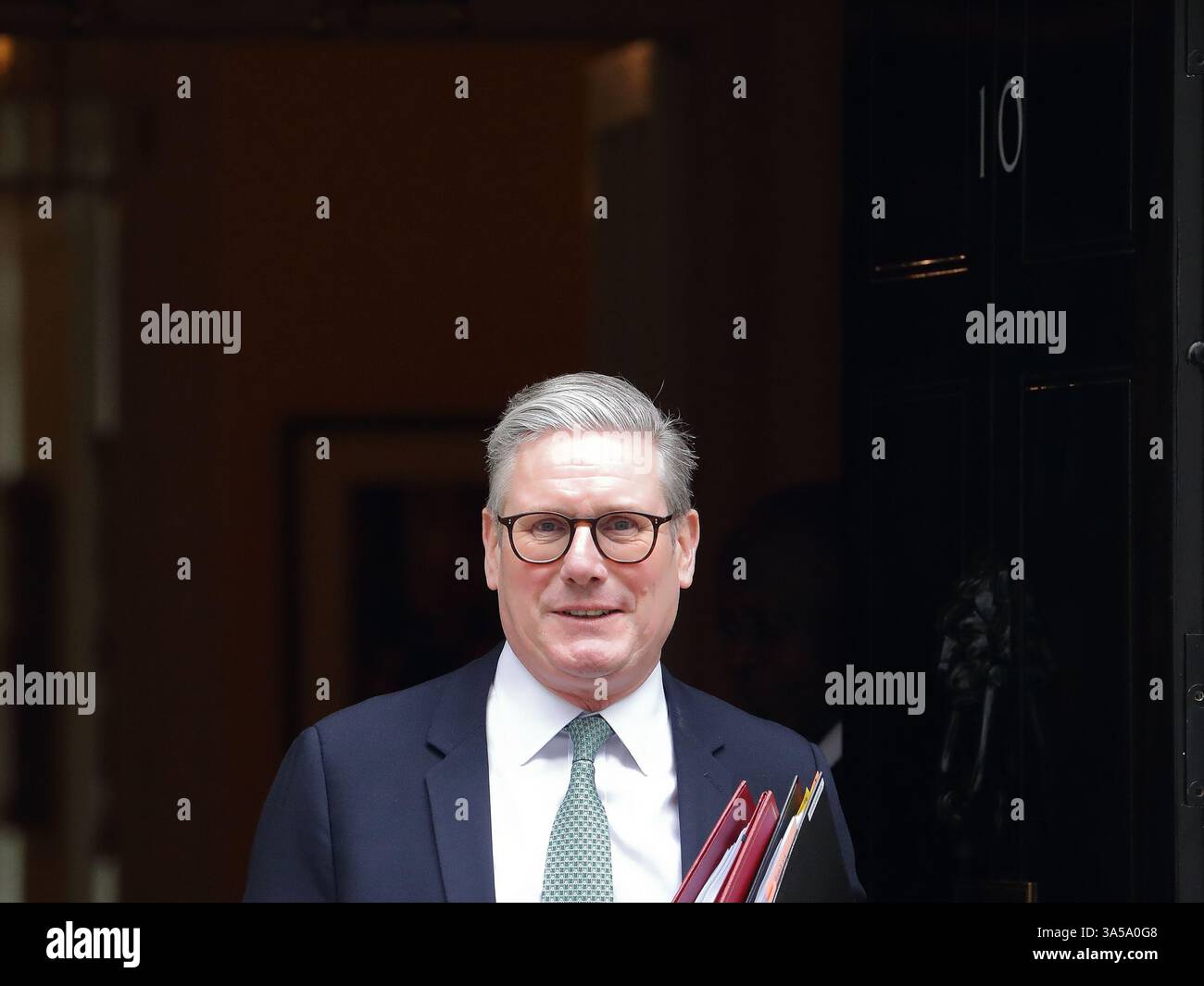 London, Großbritannien, 19. März 2025, der britische Premierminister Sir Keir Starmer verlässt die Downing Street 10, um an den wöchentlichen Fragen des Premierministers der PMQ im Parlament teilzunehmen. Stockfoto London, Großbritannien, 19. März 2025, der britische Premierminister Sir Keir Starmer verlässt die Downing Street 10, um an den wöchentlichen Fragen des Premierministers der PMQ im Parlament teilzunehmen. Stockfoto