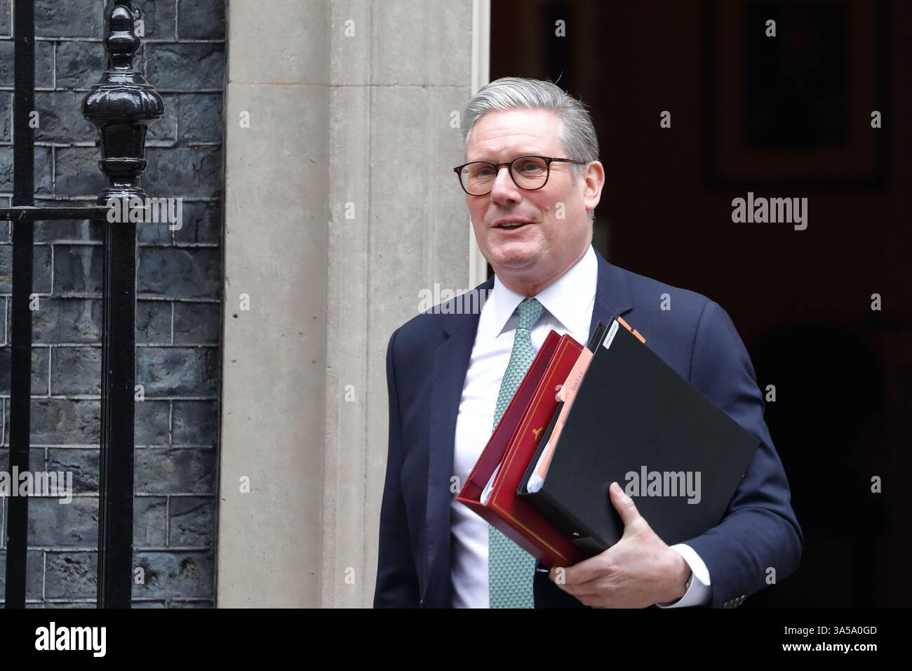 London, Großbritannien, 19. März 2025, der britische Premierminister Sir Keir Starmer verlässt die Downing Street 10, um an den wöchentlichen Fragen des Premierministers der PMQ im Parlament teilzunehmen. Stockfoto London, Großbritannien, 19. März 2025, der britische Premierminister Sir Keir Starmer verlässt die Downing Street 10, um an den wöchentlichen Fragen des Premierministers der PMQ im Parlament teilzunehmen. Stockfoto