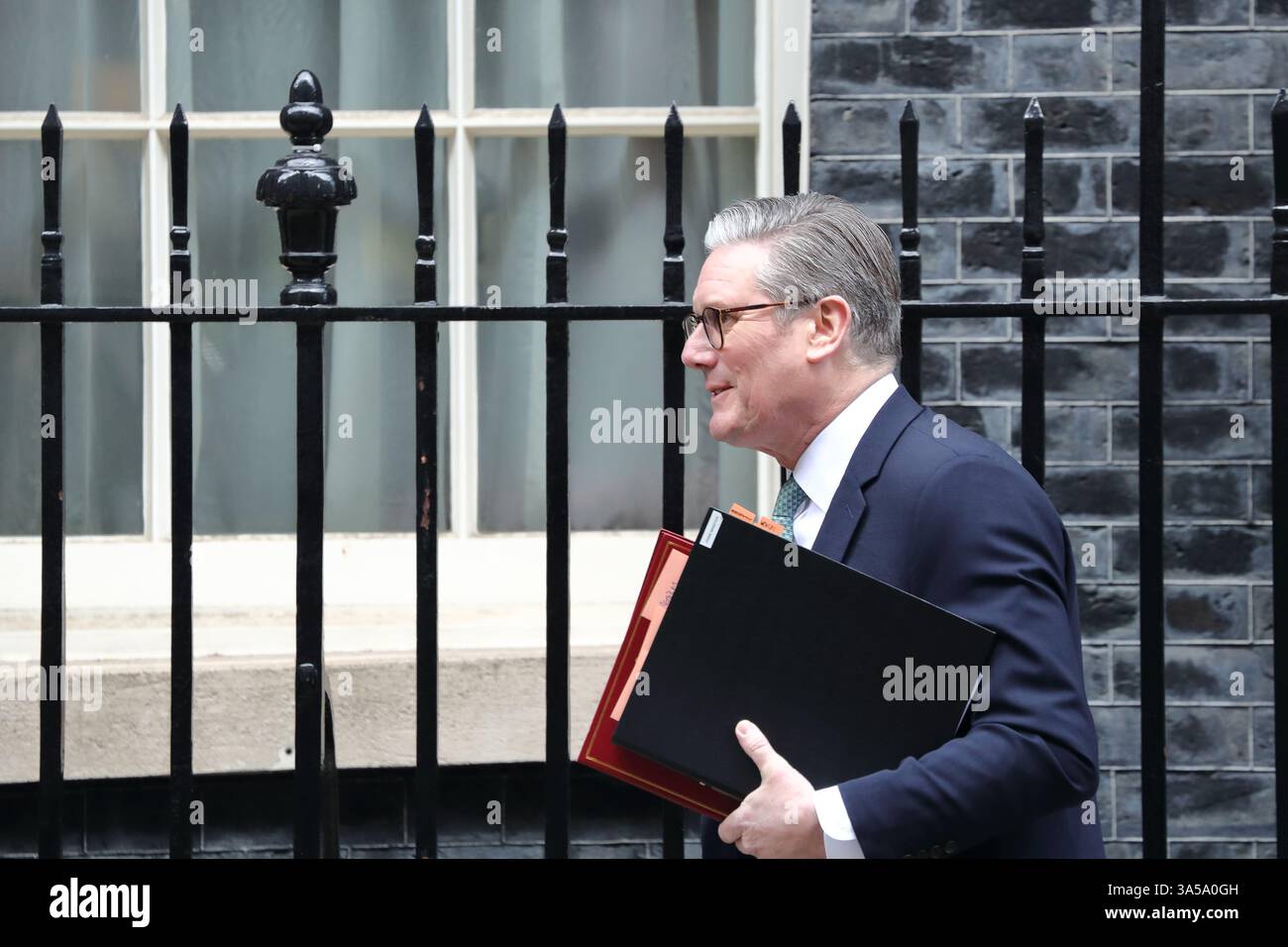 London, Großbritannien, 19. März 2025, der britische Premierminister Sir Keir Starmer verlässt die Downing Street 10, um an den wöchentlichen Fragen des Premierministers der PMQ im Parlament teilzunehmen. Stockfoto London, Großbritannien, 19. März 2025, der britische Premierminister Sir Keir Starmer verlässt die Downing Street 10, um an den wöchentlichen Fragen des Premierministers der PMQ im Parlament teilzunehmen. Stockfoto
