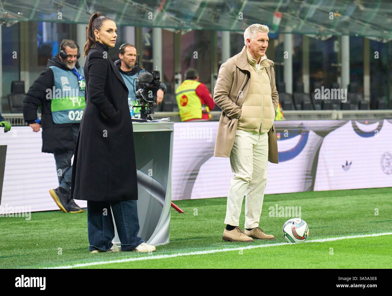 Esther Sedlaczek, Moderatorin ARD Sport Moderatorin, zeigt die Trikotsammlung, Sportmoderatorin, Journalistin, Bastian SCHWEINSTEIGER, Co-Moderator ARD vor dem Spiel der UEFA Nations League 2025 ITALIEN - DEUTSCHLAND 1-2 in der Saison 2024/2025 am 20. März 2025 in Mailand. Fotograf: Peter Schatz Stockfoto