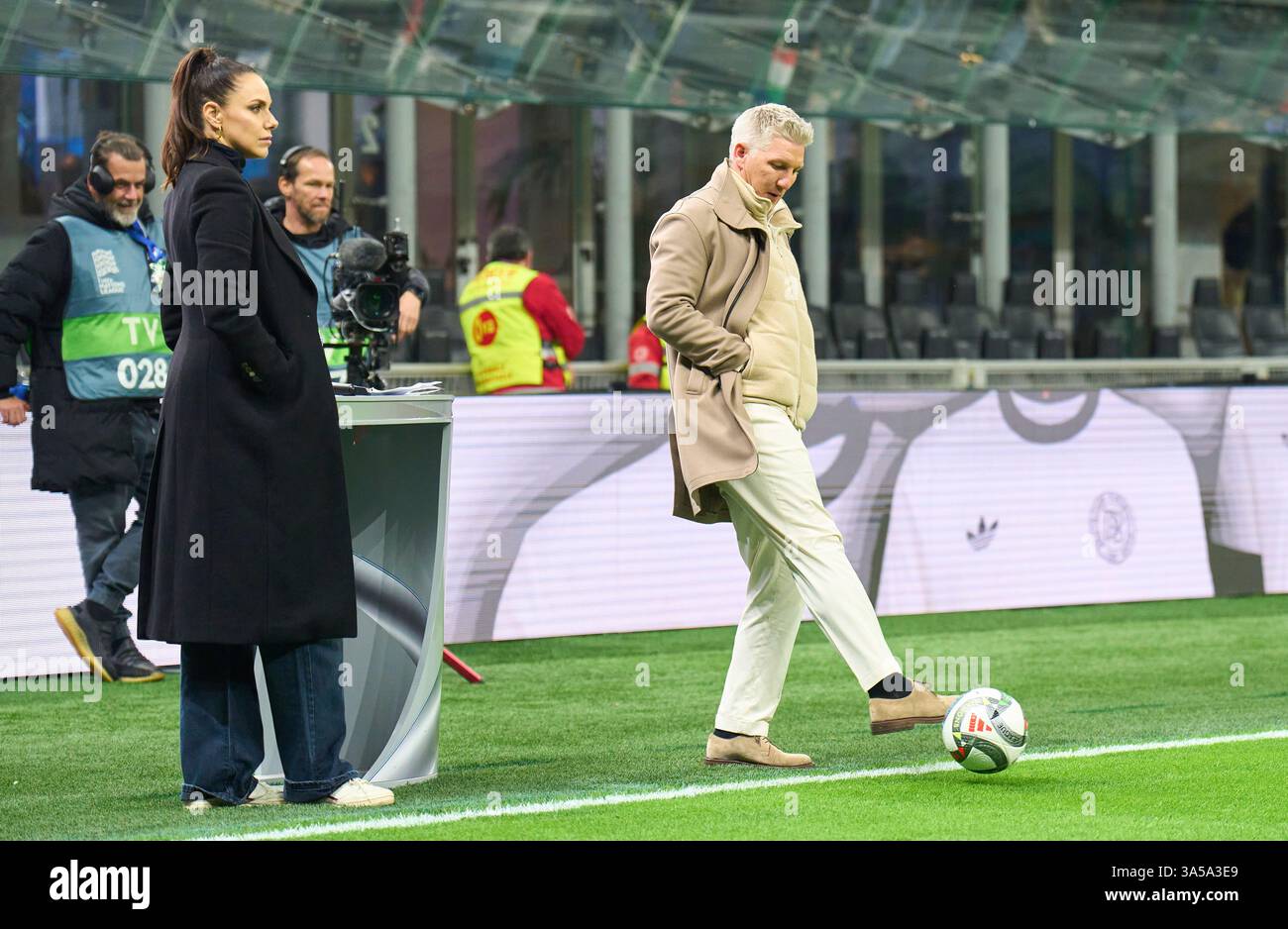 Esther Sedlaczek, Moderatorin ARD Sport Moderatorin, zeigt die Trikotsammlung, Sportmoderatorin, Journalistin, Bastian SCHWEINSTEIGER, Co-Moderator ARD vor dem Spiel der UEFA Nations League 2025 ITALIEN - DEUTSCHLAND 1-2 in der Saison 2024/2025 am 20. März 2025 in Mailand. Fotograf: Peter Schatz Stockfoto