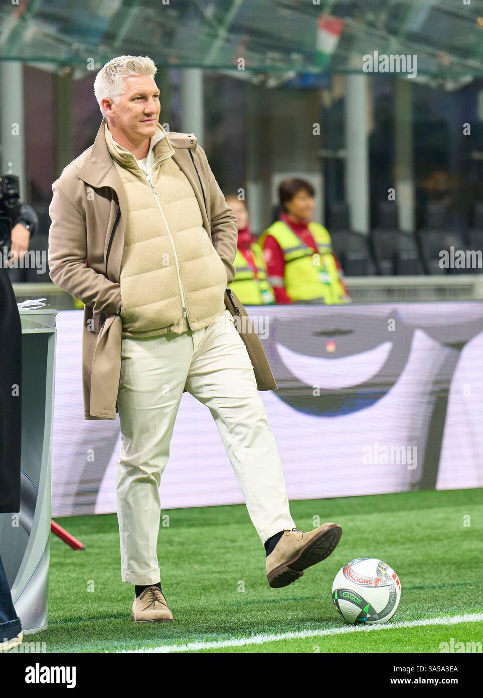 Esther Sedlaczek, Moderatorin ARD Sport Moderatorin, zeigt die Trikotsammlung, Sportmoderatorin, Journalistin, Bastian SCHWEINSTEIGER, Co-Moderator ARD vor dem Spiel der UEFA Nations League 2025 ITALIEN - DEUTSCHLAND 1-2 in der Saison 2024/2025 am 20. März 2025 in Mailand. Fotograf: Peter Schatz Stockfoto