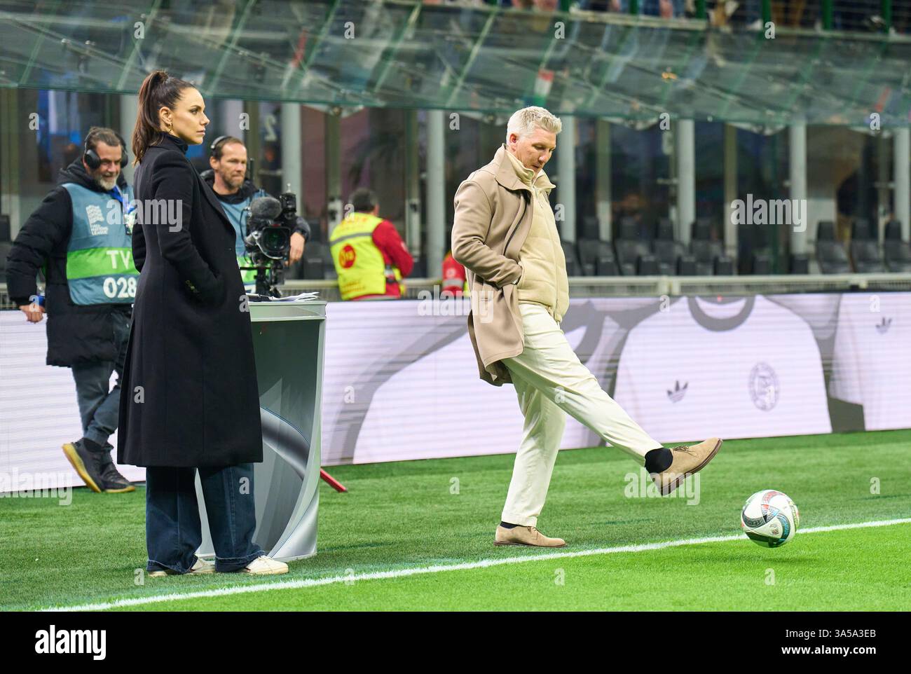 Esther Sedlaczek, Moderatorin ARD Sport Moderatorin, zeigt die Trikotsammlung, Sportmoderatorin, Journalistin, Bastian SCHWEINSTEIGER, Co-Moderator ARD vor dem Spiel der UEFA Nations League 2025 ITALIEN - DEUTSCHLAND 1-2 in der Saison 2024/2025 am 20. März 2025 in Mailand. Fotograf: Peter Schatz Stockfoto