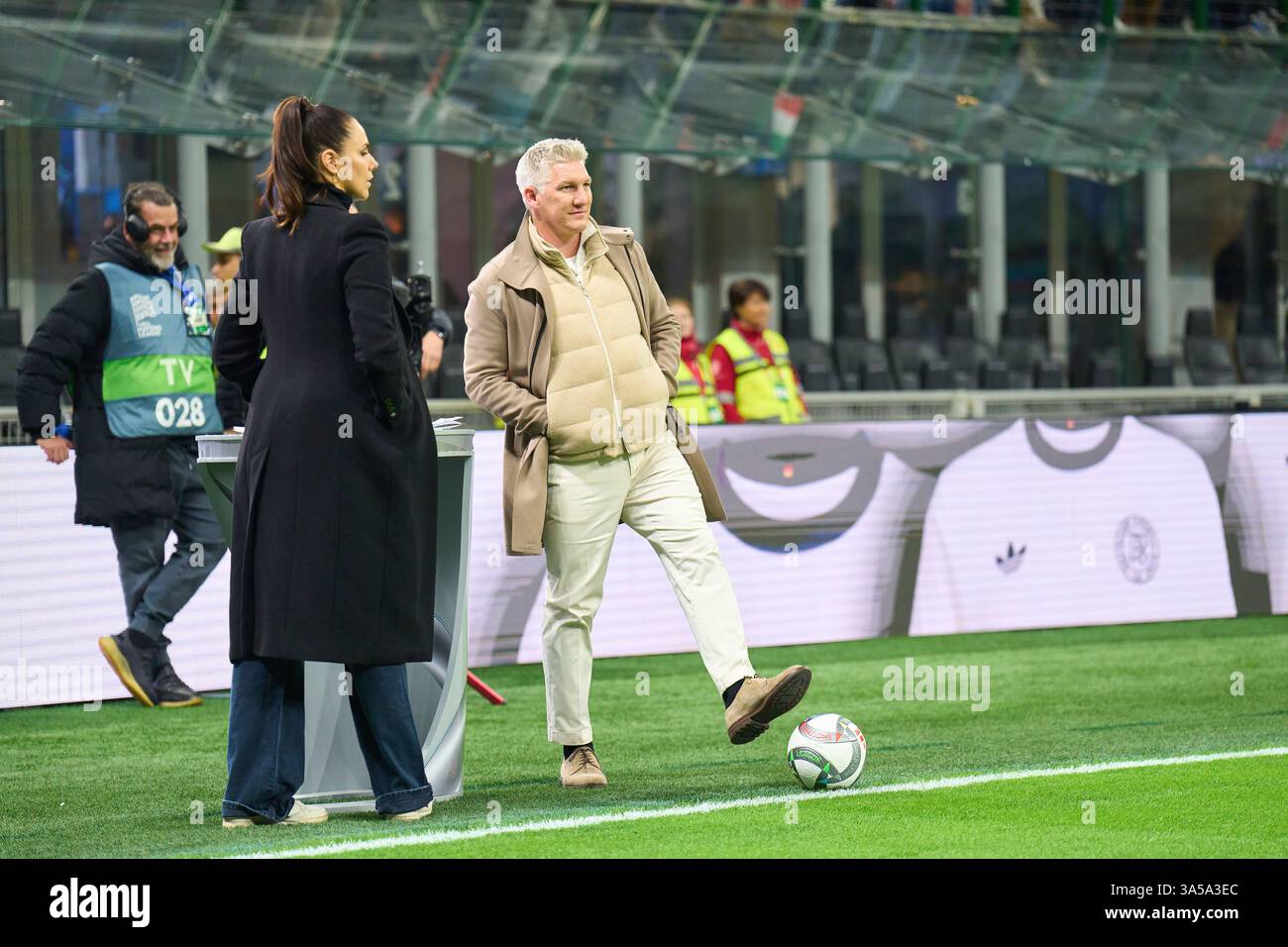 Esther Sedlaczek, Moderatorin ARD Sport Moderatorin, zeigt die Trikotsammlung, Sportmoderatorin, Journalistin, Bastian SCHWEINSTEIGER, Co-Moderator ARD vor dem Spiel der UEFA Nations League 2025 ITALIEN - DEUTSCHLAND 1-2 in der Saison 2024/2025 am 20. März 2025 in Mailand. Fotograf: Peter Schatz Stockfoto