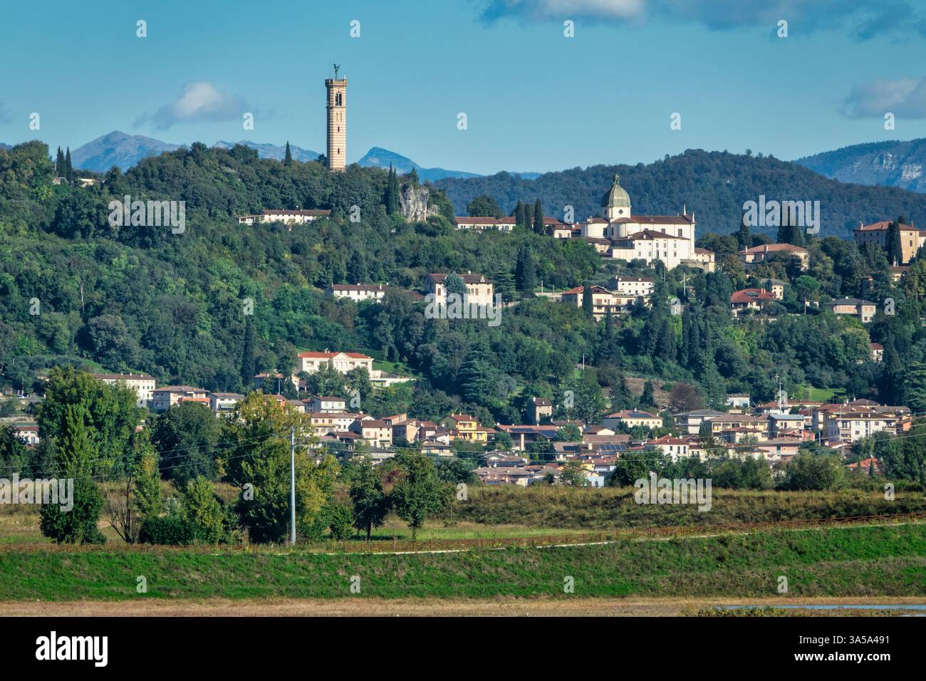 Panoramablick auf die Stadt Trissino in der Provinz Vicenza, Italien. Stockfoto