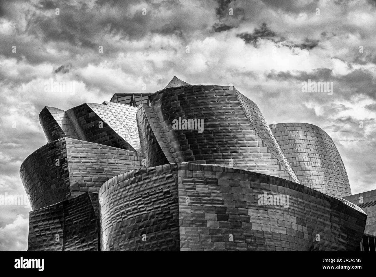 BILBAO, SPANIEN - 9. SEPTEMBER 2019: Detailansicht des Guggenheim Museums in Bilbao, Biskaya, Spanien Stockfoto
