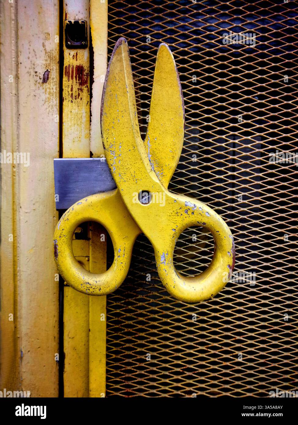 Geschlossener Friseursalon in Frankreich mit einer Schere an der Tür, die das Ende des Tages symbolisiert - Smartphone-aufgenommenes Stockfoto