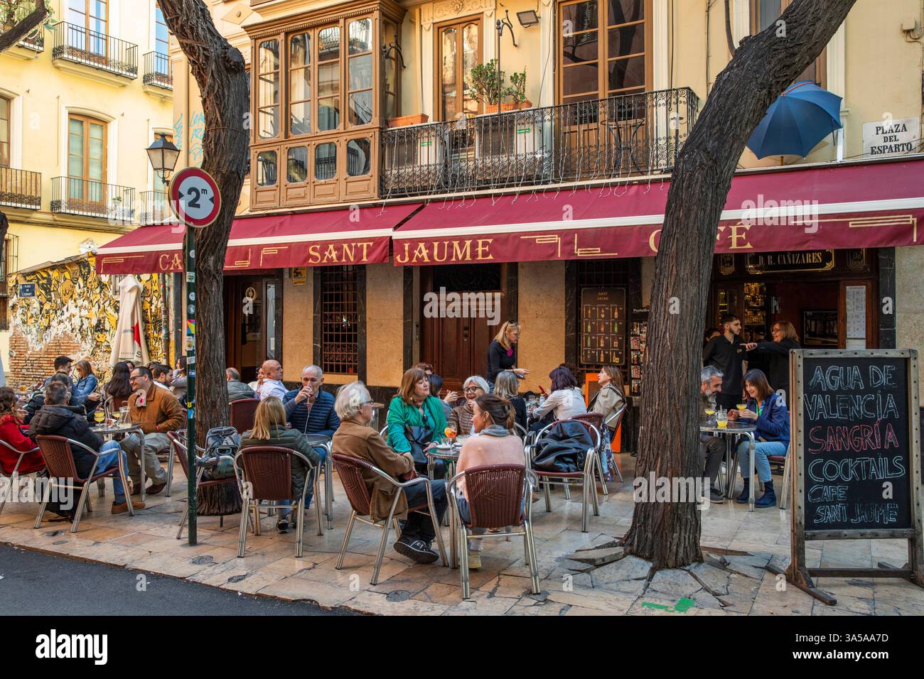 Café Sant Jaume mit Leuten, die im Spätwinter draußen auf der Plaza del Esparto, Valencia, Spanien, Europa sitzen Stockfoto