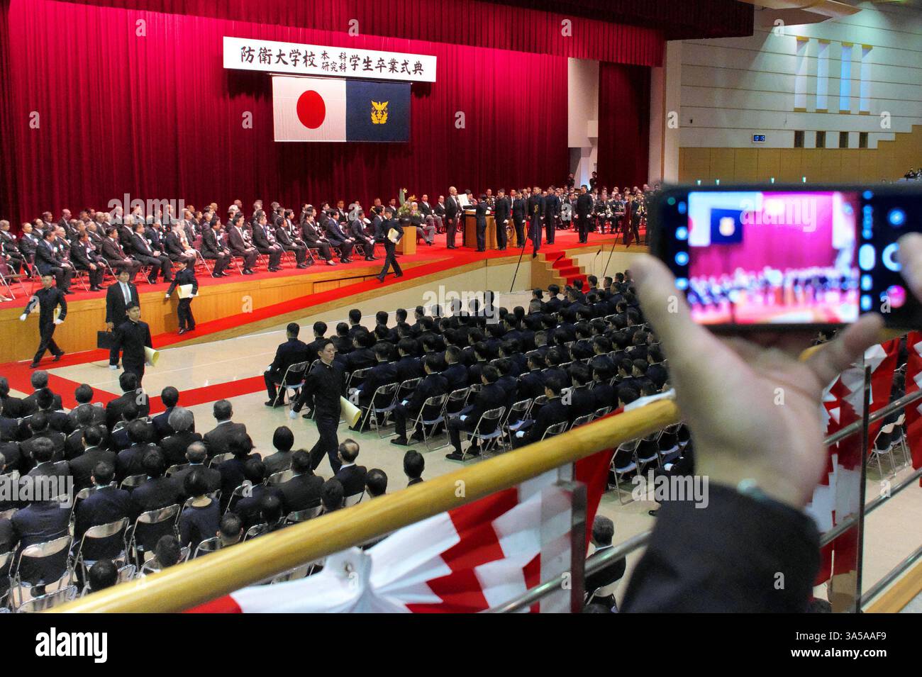 Yokosuka, Japan. März 2025. Während der Abschlussfeier für Japans nationale Verteidigungsakademie in Yokosuka, Präfektur Kanagawa, Japan am Samstag, den 22. März 2025, werden Fotos gemacht. Foto: Keizo Mori/UPI Credit: UPI/Alamy Live News Stockfoto