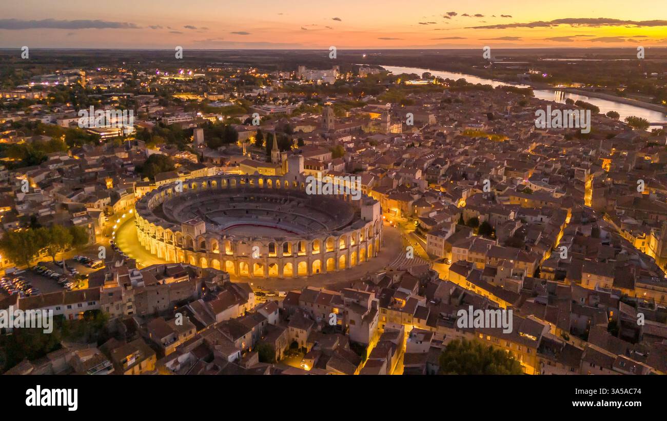 Luftaufnahme der Stadt Arles bei Nacht, Südfrankreich Stockfoto