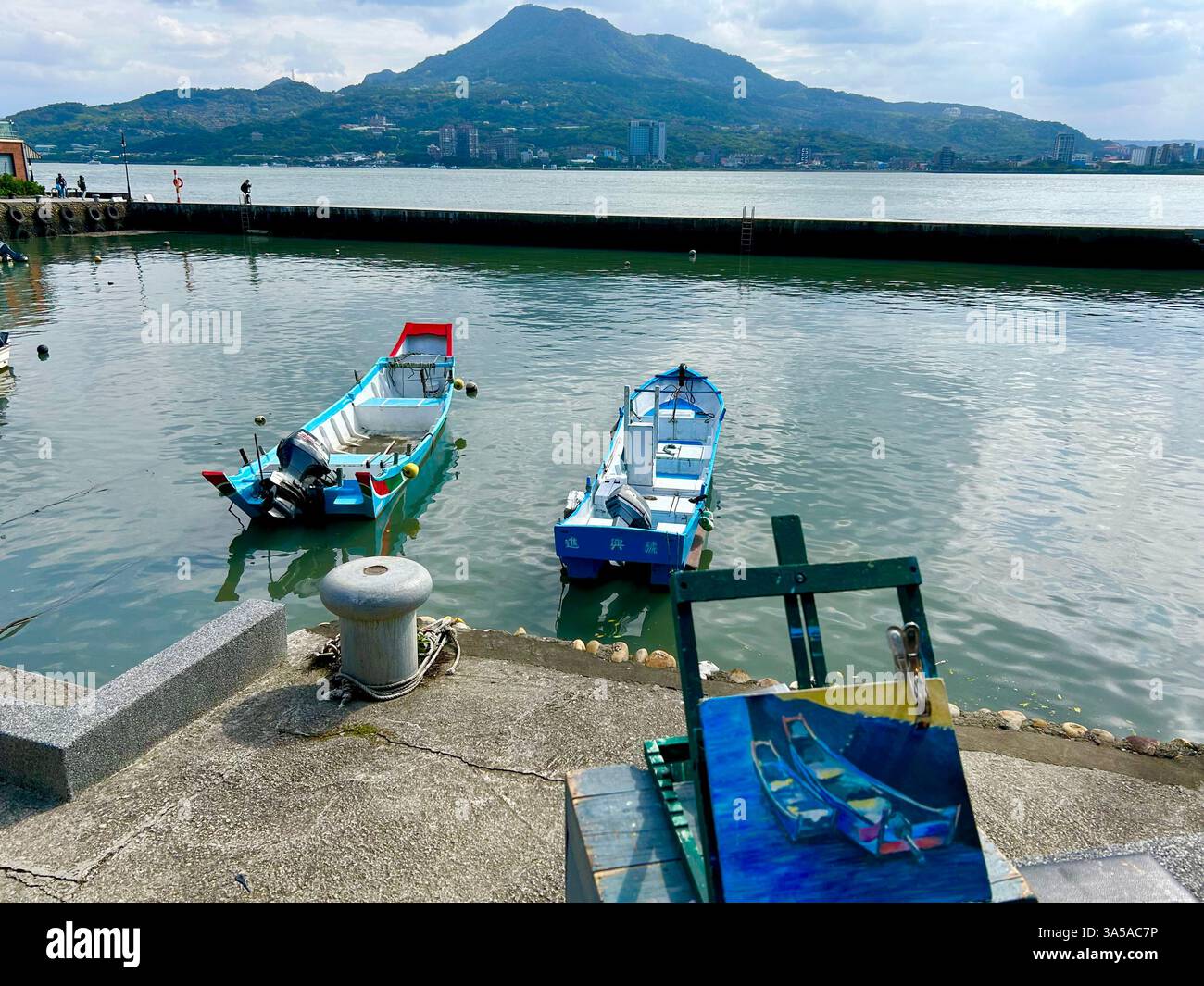 New Taipei, Taiwan, Scenic View, Boote auf dem Tamsui River, Landscape View of Guanyin Mountain - Smartphone-aufgenommenes Stockfoto