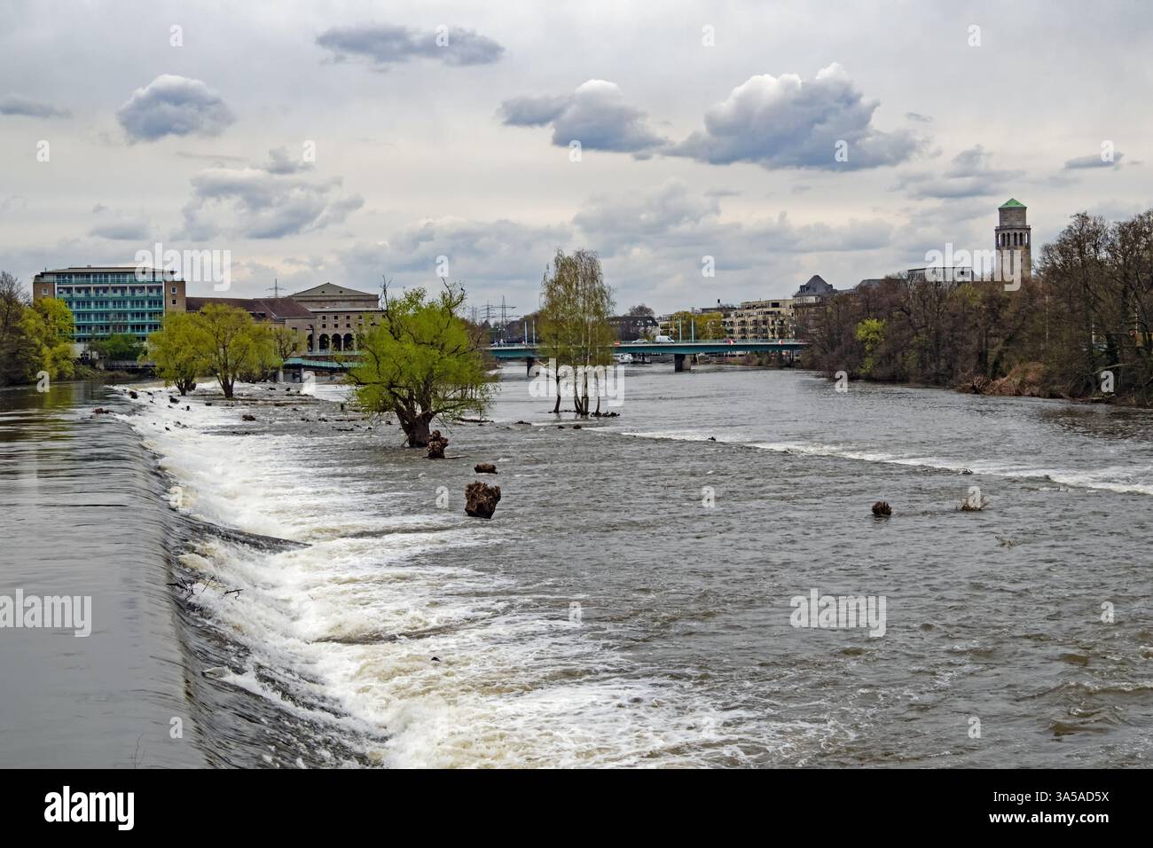 Blick auf die Ruhr in der Nähe der Stadt Mülheim an der Ruhr Stockfoto