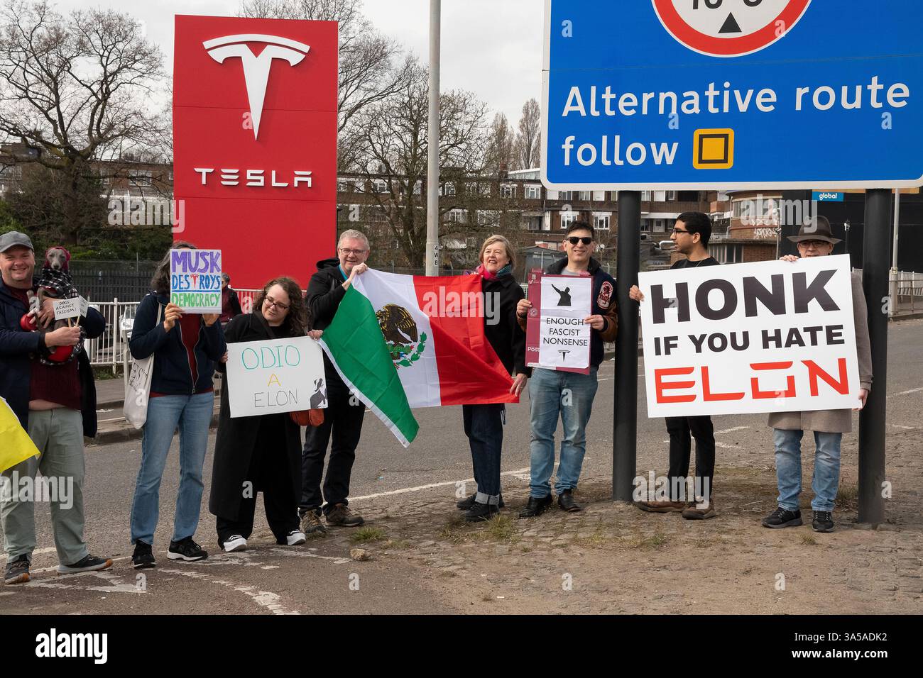 London, Vereinigtes Königreich, 12. März 2025. Tesla Showroom Perivale ist ein gut unterstützter Protest von Tesla Takedown UK. Quelle: Stephen Bell/Alamy Live News. Stockfoto