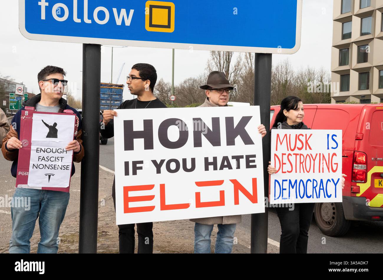London, Vereinigtes Königreich, 12. März 2025. Tesla Showroom Perivale ist ein gut unterstützter Protest von Tesla Takedown UK. Quelle: Stephen Bell/Alamy Live News. Stockfoto