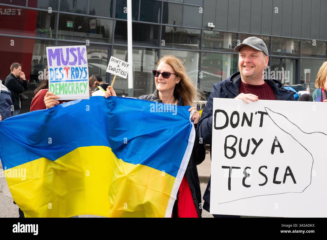 London, Vereinigtes Königreich, 12. März 2025. Tesla Showroom Perivale ist ein gut unterstützter Protest von Tesla Takedown UK. Quelle: Stephen Bell/Alamy Live News. Stockfoto