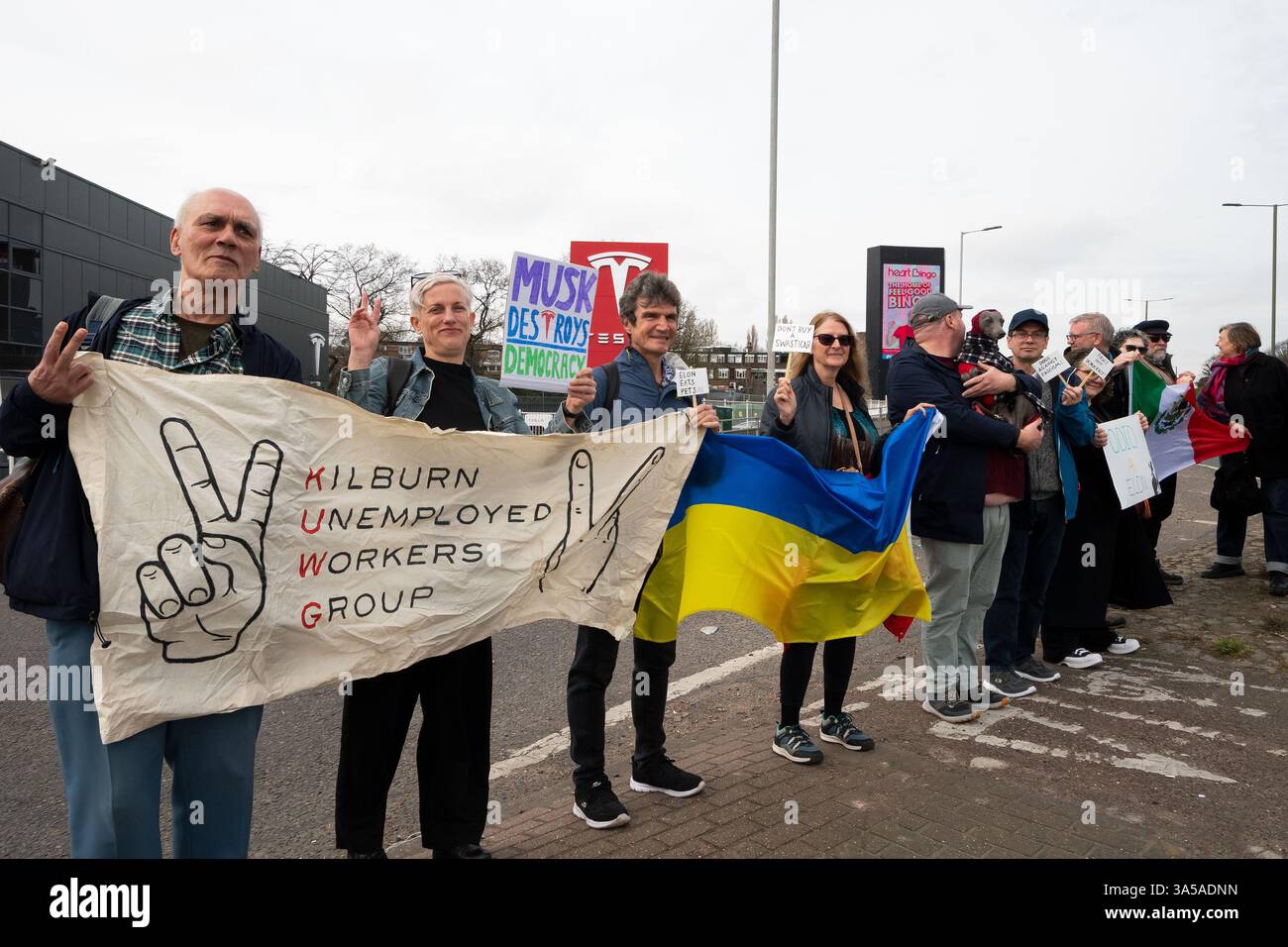 London, Vereinigtes Königreich, 12. März 2025. Tesla Showroom Perivale ist ein gut unterstützter Protest von Tesla Takedown UK. Quelle: Stephen Bell/Alamy Live News. Stockfoto