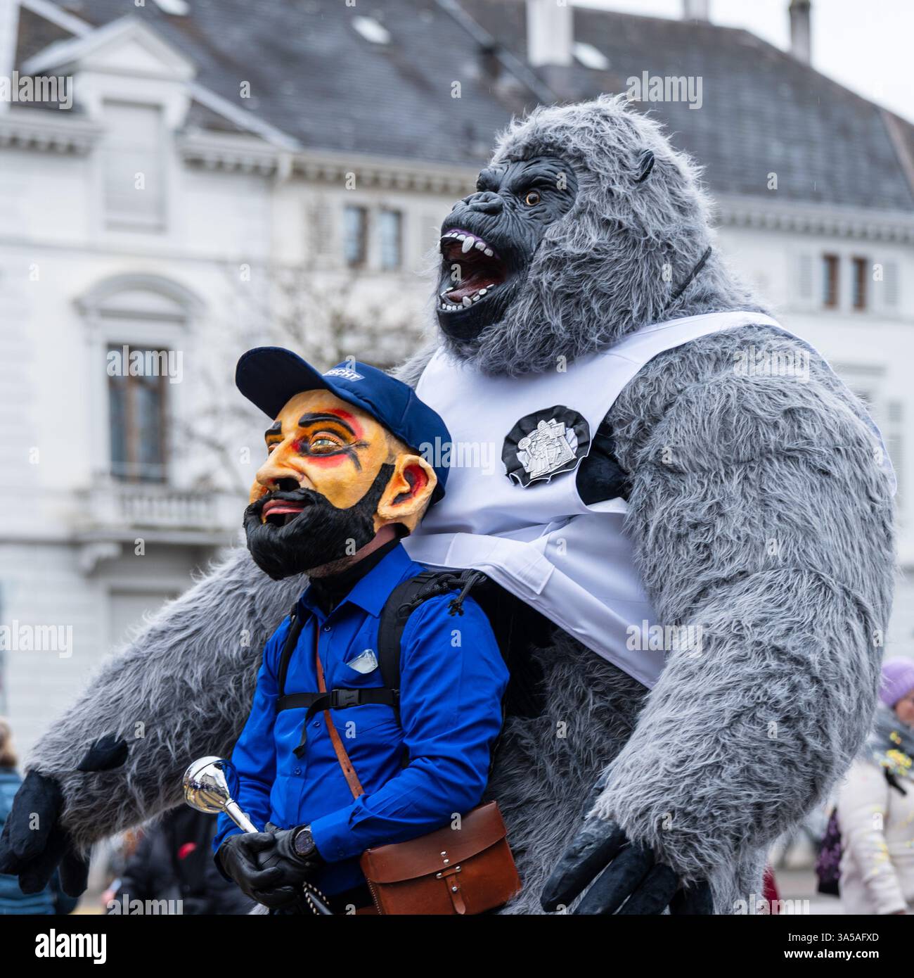Basel, Kanton Basel-Stadt, Schweiz - 12. März 2025: Teilnehmer am Karneval in Basel, Schweiz. Basler Fasnacht 2025 Parade Kostümmaske. Stockfoto