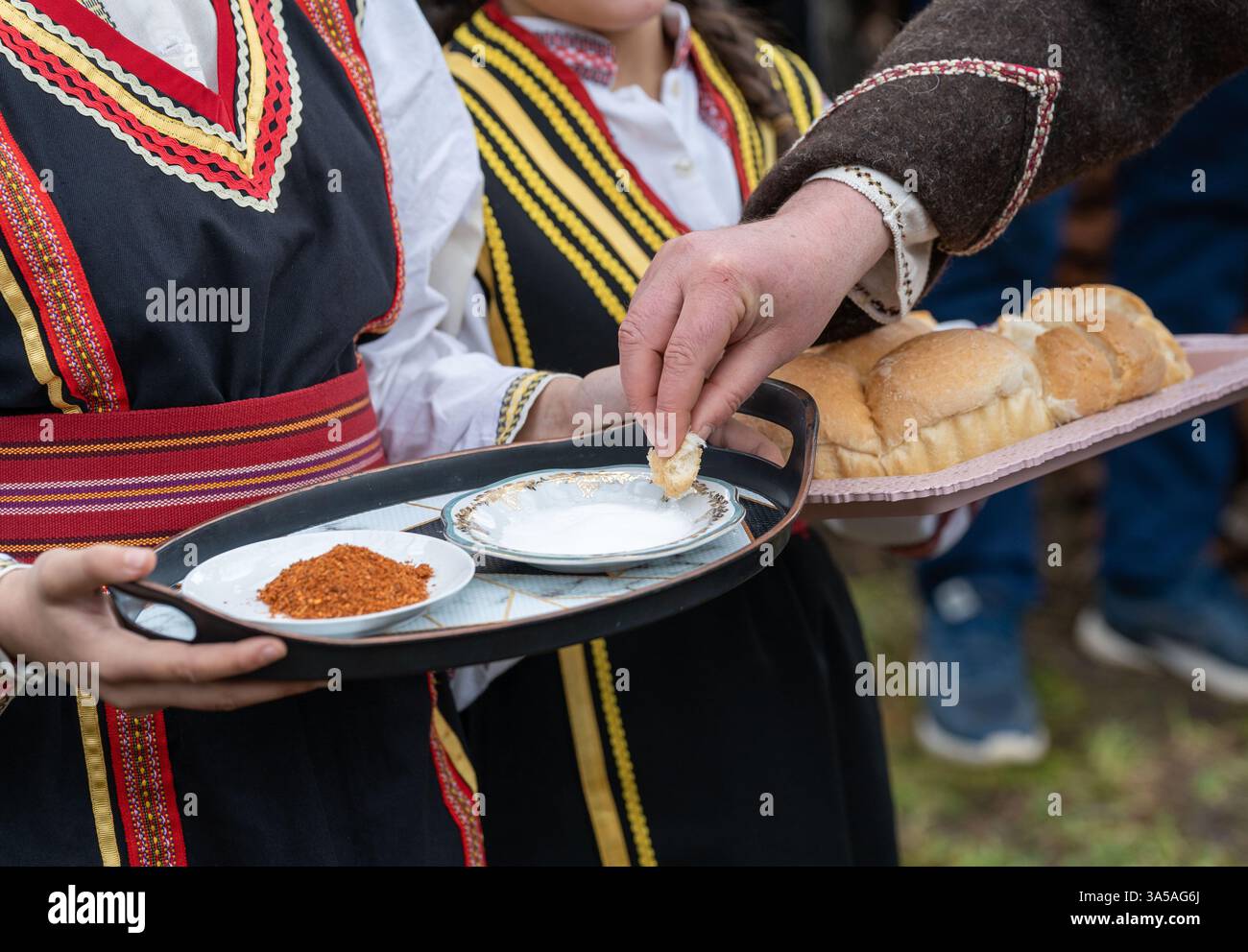 Herzliche Begrüßung – mazedonische Tradition von Brot und Salz. Gewürze serviert. Stockfoto