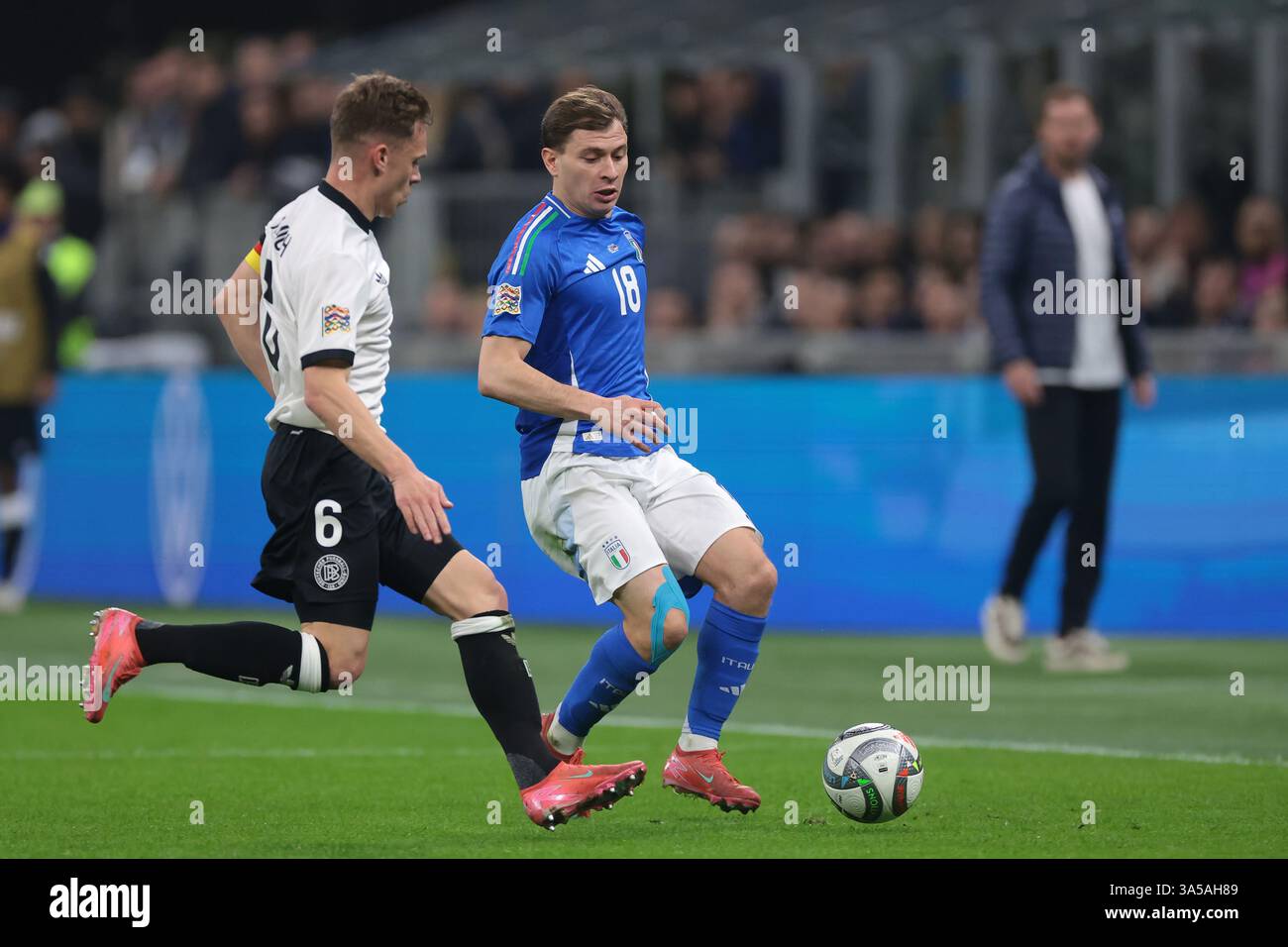 Mailand, Italien, 20. März 2025. Nicolo Barella aus Italien wird von Joshua Kimmich aus Deutschland während des Spiels der UEFA Nations League in Giuseppe Meazza, Mailand, verfolgt. Der Bildnachweis sollte lauten: Jonathan Moscrop / Sportimage Stockfoto