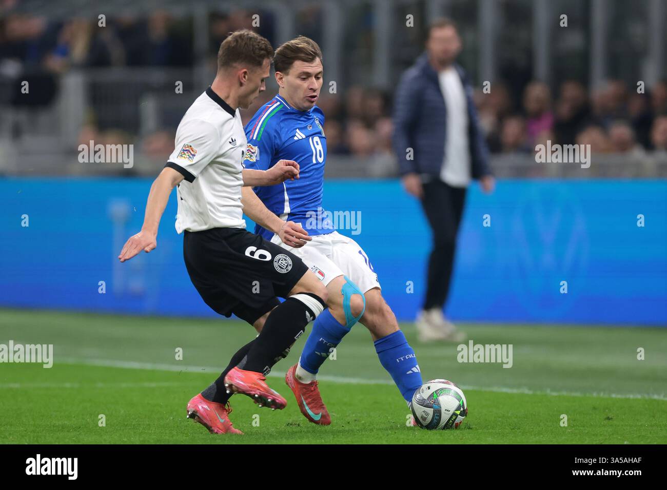 Mailand, Italien, 20. März 2025. Nicolo Barella aus Italien wird von Joshua Kimmich aus Deutschland während des Spiels der UEFA Nations League in Giuseppe Meazza, Mailand, verfolgt. Der Bildnachweis sollte lauten: Jonathan Moscrop / Sportimage Stockfoto