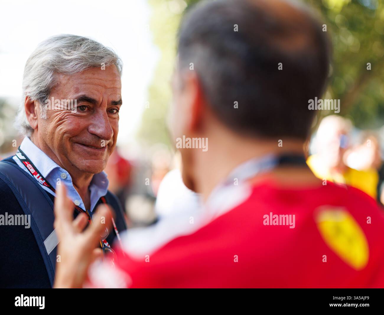 Albert Park, 14. März 2025: Carlos Sainz (ESP) snr spricht mit einem Mitglied des Ferrari-Teams im Fahrerlager während des australischen Formel-1-Grand-Pri 2025 Stockfoto