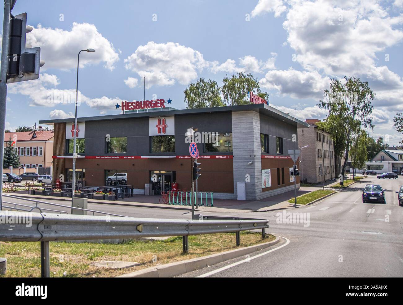 Zarasai, Litauen - 15. Juli 2023: Fast-Food-Restaurant Hesburger. Hesburger ist eine Fastfood-Kette mit Sitz in Finnland. Stockfoto
