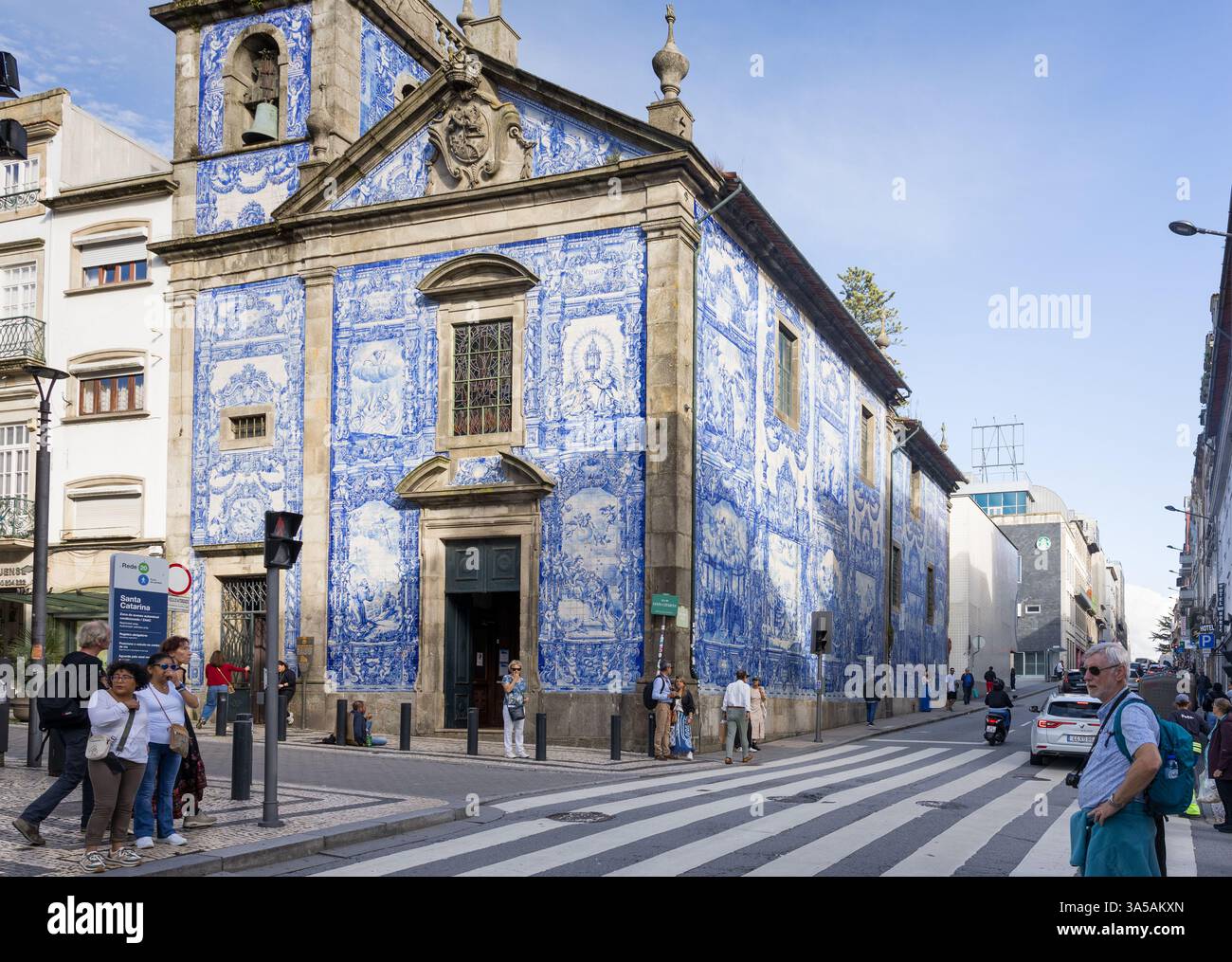 Porto, Portugal - 10.10.2024: Kapelle der Seelen (Capela das Almas de Santa Catarina), berühmt für ihre Fassade aus blau-weißen Fliesen. Stockfoto