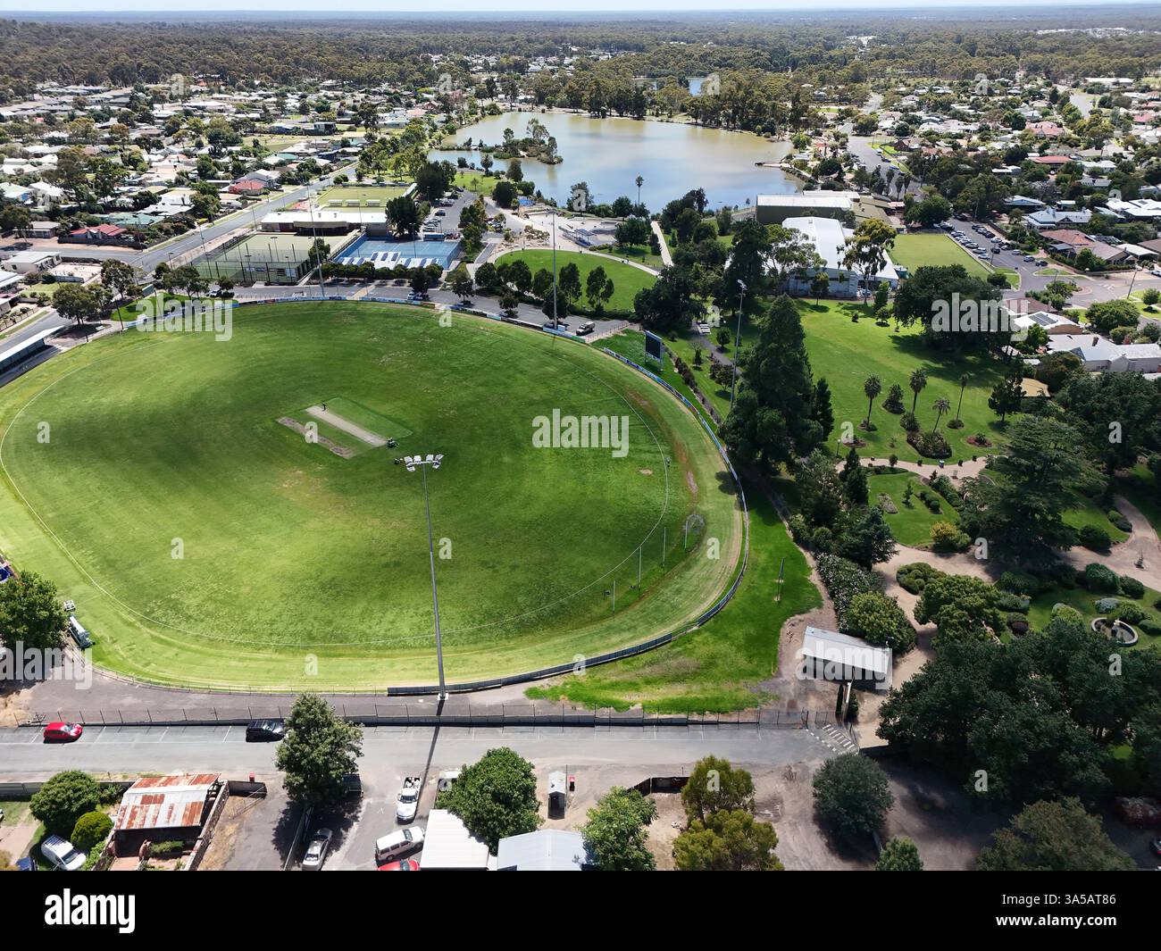 Aus der Vogelperspektive des Freiraumviertels Eaglehawk und des Lake Neangar. Vorort von Greater Bendigo, Zentrum von Victoria Stockfoto