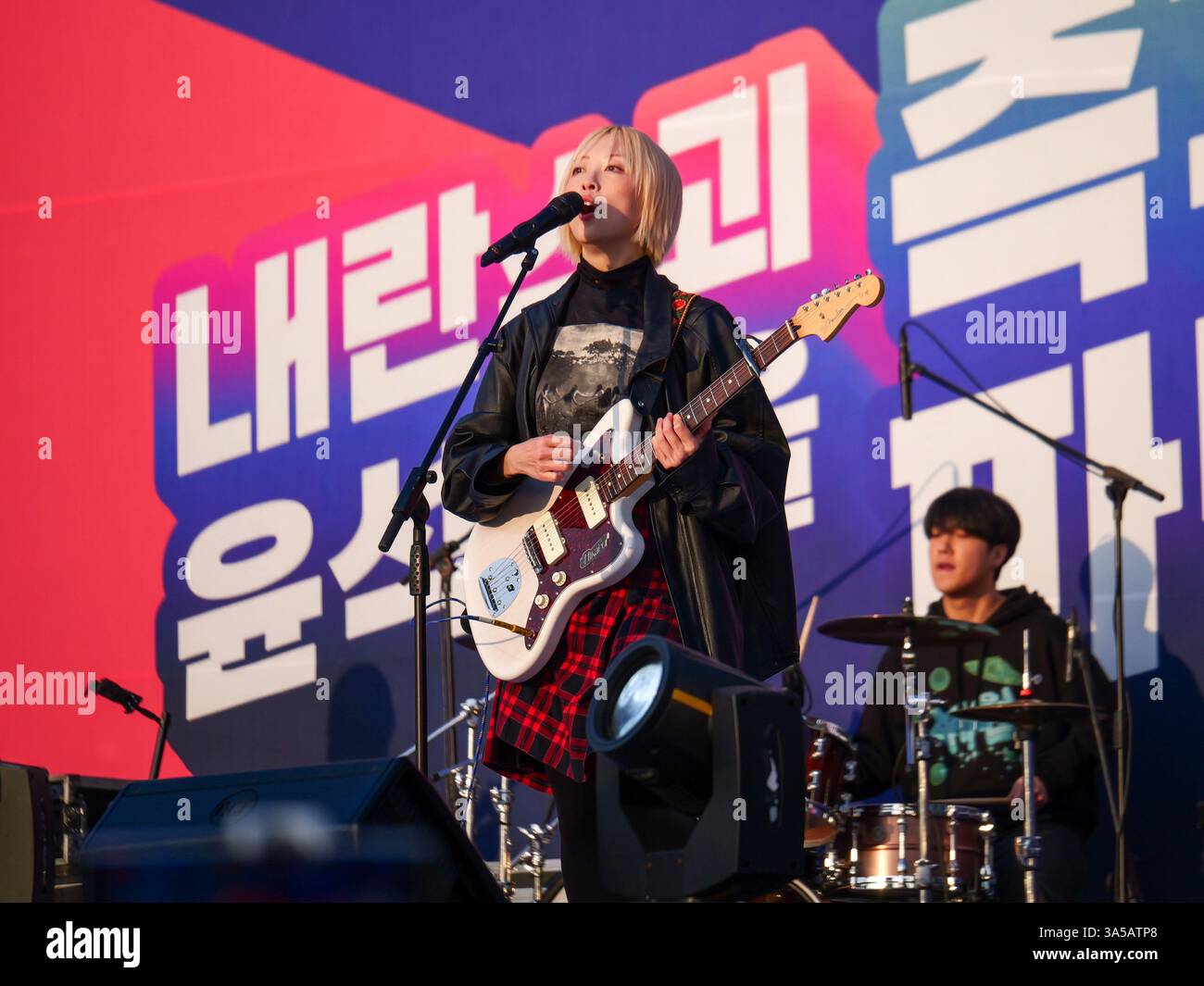Seoul, Südkorea. März 2025. Die südkoreanische Band Cotobo tritt bei einer massiven Kundgebung auf, bei der der angeklagte südkoreanische Präsident Yoon Suk Yeol am Samstag, den 22. März 2025, aus dem Amt des südkoreanischen Präsidenten entlassen werden soll. Das Land wartet gespannt auf ein Urteil des Verfassungsgerichts darüber, ob Yoons Amtsenthebung aufrechterhalten werden soll. Foto: Thomas Maresca/UPI Credit: UPI/Alamy Live News Stockfoto Seoul, Südkorea. März 2025. Die südkoreanische Band Cotobo tritt bei einer massiven Kundgebung auf, bei der der angeklagte südkoreanische Präsident Yoon Suk Yeol am Samstag, den 22. März 2025, aus dem Amt des südkoreanischen Präsidenten entlassen werden soll. Das Land wartet gespannt auf ein Urteil des Verfassungsgerichts darüber, ob Yoons Amtsenthebung aufrechterhalten werden soll. Foto: Thomas Maresca/UPI Credit: UPI/Alamy Live News Stockfoto