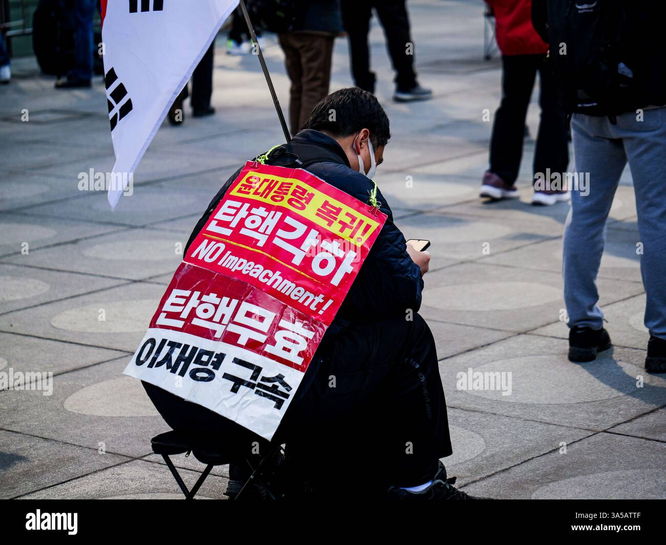 Seoul, Südkorea. März 2025. Ein Unterstützer des angeklagten Präsidenten Yoon Suk Yeol trägt ein Schild, das dazu aufruft, seine Amtsenthebung bei einer Kundgebung am Gwanghwamun Square in der Innenstadt von Seoul, Südkorea, am Samstag, den 22. März 2025, abzusetzen. Das Land wartet gespannt auf ein Urteil des Verfassungsgerichts darüber, ob er seine Amtsenthebung aufrechterhalten soll. Foto: Thomas Maresca/UPI Credit: UPI/Alamy Live News Stockfoto Seoul, Südkorea. März 2025. Ein Unterstützer des angeklagten Präsidenten Yoon Suk Yeol trägt ein Schild, das dazu aufruft, seine Amtsenthebung bei einer Kundgebung am Gwanghwamun Square in der Innenstadt von Seoul, Südkorea, am Samstag, den 22. März 2025, abzusetzen. Das Land wartet gespannt auf ein Urteil des Verfassungsgerichts darüber, ob er seine Amtsenthebung aufrechterhalten soll. Foto: Thomas Maresca/UPI Credit: UPI/Alamy Live News Stockfoto