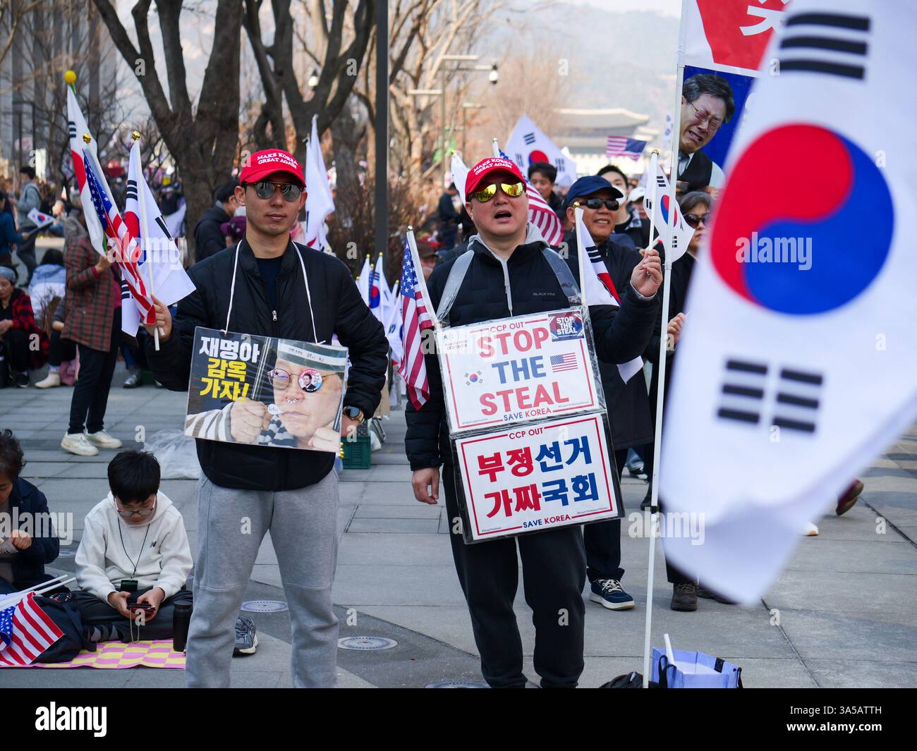 Seoul, Südkorea. März 2025. Anhänger des angeklagten südkoreanischen Präsidenten Yoon Suk Yeol tragen Schilder bei einer massiven Kundgebung am Gwanghwamun Square in der Innenstadt von Seoul, Südkorea, am Samstag, den 22. März 2025. Das Land wartet gespannt auf ein Urteil des Verfassungsgerichts darüber, ob er seine Amtsenthebung aufrechterhalten soll. Foto: Thomas Maresca/UPI Credit: UPI/Alamy Live News Stockfoto Seoul, Südkorea. März 2025. Anhänger des angeklagten südkoreanischen Präsidenten Yoon Suk Yeol tragen Schilder bei einer massiven Kundgebung am Gwanghwamun Square in der Innenstadt von Seoul, Südkorea, am Samstag, den 22. März 2025. Das Land wartet gespannt auf ein Urteil des Verfassungsgerichts darüber, ob er seine Amtsenthebung aufrechterhalten soll. Foto: Thomas Maresca/UPI Credit: UPI/Alamy Live News Stockfoto