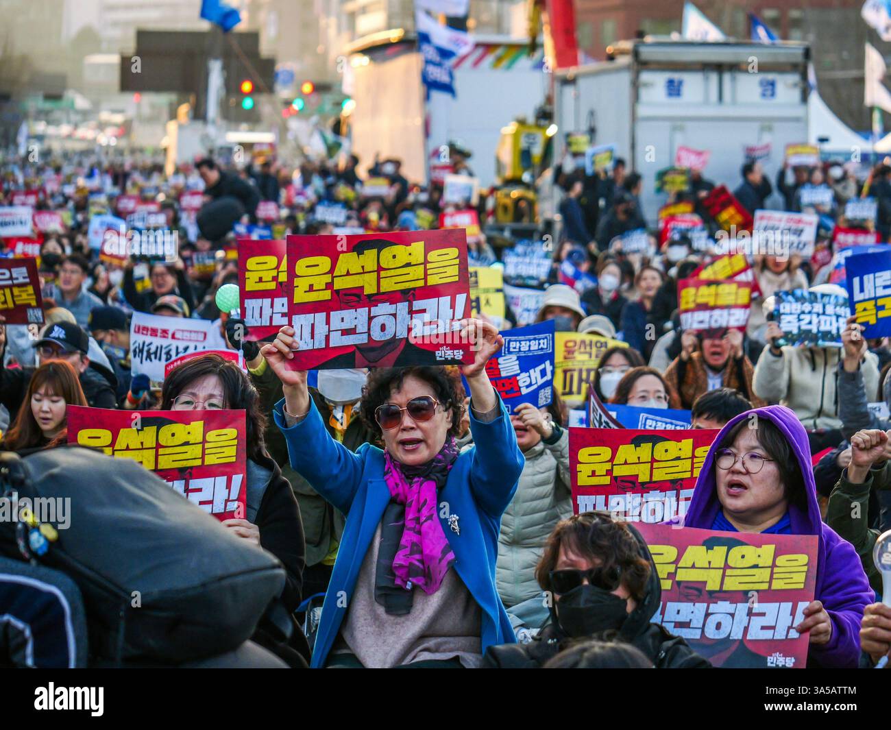 Seoul, Südkorea. März 2025. Demonstranten halten Schilder, die fordern, dass der angeklagte südkoreanische Präsident Yoon Suk Yeol bei einer massiven Demonstration in der Nähe des Gyeongbokgung Palace in der Innenstadt von Seoul, Südkorea, am Samstag, den 22. März 2025 aus seinem Amt entfernt wird. Das Land wartet gespannt auf ein Urteil des Verfassungsgerichts darüber, ob Yoons Amtsenthebung aufrechterhalten werden soll. Foto: Thomas Maresca/UPI Credit: UPI/Alamy Live News Stockfoto Seoul, Südkorea. März 2025. Demonstranten halten Schilder, die fordern, dass der angeklagte südkoreanische Präsident Yoon Suk Yeol bei einer massiven Demonstration in der Nähe des Gyeongbokgung Palace in der Innenstadt von Seoul, Südkorea, am Samstag, den 22. März 2025 aus seinem Amt entfernt wird. Das Land wartet gespannt auf ein Urteil des Verfassungsgerichts darüber, ob Yoons Amtsenthebung aufrechterhalten werden soll. Foto: Thomas Maresca/UPI Credit: UPI/Alamy Live News Stockfoto