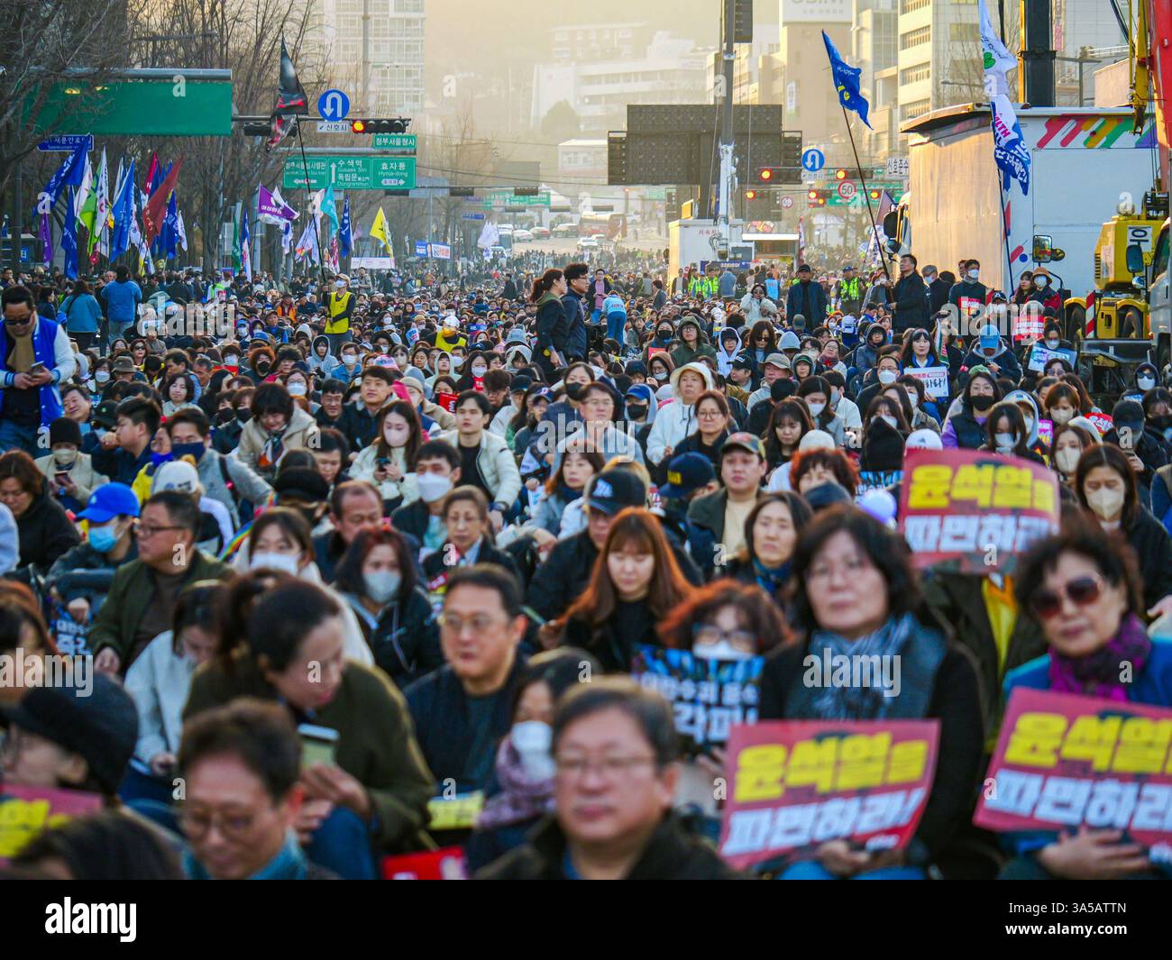 Seoul, Südkorea. März 2025. Demonstranten rufen dazu auf, dass der angeklagte südkoreanische Präsident Yoon Suk Yeol bei einer massiven Demonstration in der Nähe des Gyeongbokgung Palace in der Innenstadt von Seoul, Südkorea, am Samstag, den 22. März 2025, aus seinem Amt entfernt wird. Das Land wartet gespannt auf ein Urteil des Verfassungsgerichts darüber, ob er seine Amtsenthebung aufrechterhalten soll. Foto: Thomas Maresca/UPI Credit: UPI/Alamy Live News Stockfoto Seoul, Südkorea. März 2025. Demonstranten rufen dazu auf, dass der angeklagte südkoreanische Präsident Yoon Suk Yeol bei einer massiven Demonstration in der Nähe des Gyeongbokgung Palace in der Innenstadt von Seoul, Südkorea, am Samstag, den 22. März 2025, aus seinem Amt entfernt wird. Das Land wartet gespannt auf ein Urteil des Verfassungsgerichts darüber, ob er seine Amtsenthebung aufrechterhalten soll. Foto: Thomas Maresca/UPI Credit: UPI/Alamy Live News Stockfoto