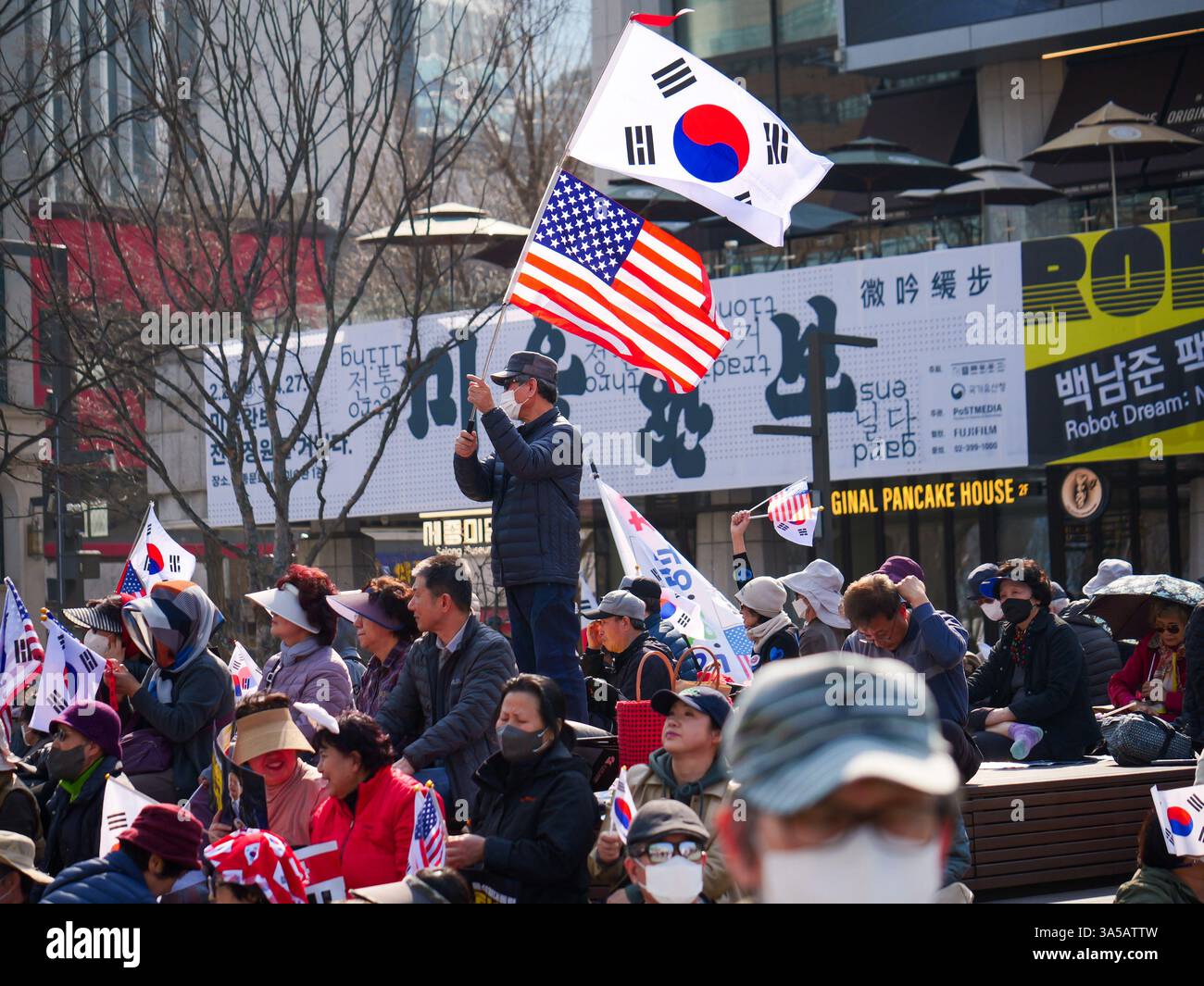 Seoul, Südkorea. März 2025. Ein Unterstützer des Amtsenthebten Präsidenten Yoon Suk Yeol hält südkoreanische und amerikanische Flaggen bei einer Kundgebung am Gwanghwamun Square in der Innenstadt von Seoul, Südkorea, am Samstag, den 22. März 2025. Das Land wartet gespannt auf ein Urteil des Verfassungsgerichts darüber, ob er seine Amtsenthebung aufrechterhalten soll. Foto: Thomas Maresca/UPI Credit: UPI/Alamy Live News Stockfoto Seoul, Südkorea. März 2025. Ein Unterstützer des Amtsenthebten Präsidenten Yoon Suk Yeol hält südkoreanische und amerikanische Flaggen bei einer Kundgebung am Gwanghwamun Square in der Innenstadt von Seoul, Südkorea, am Samstag, den 22. März 2025. Das Land wartet gespannt auf ein Urteil des Verfassungsgerichts darüber, ob er seine Amtsenthebung aufrechterhalten soll. Foto: Thomas Maresca/UPI Credit: UPI/Alamy Live News Stockfoto