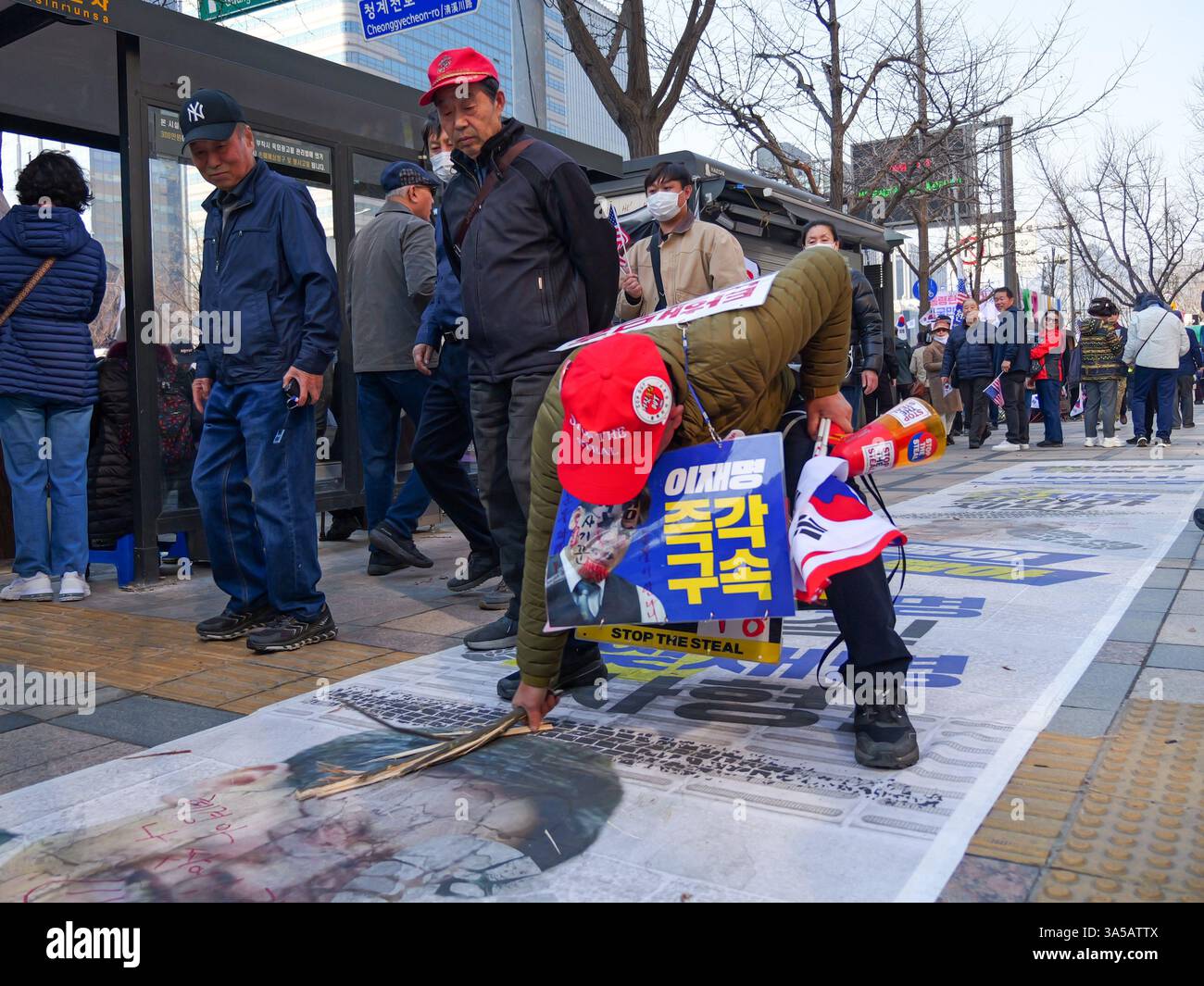 Seoul, Südkorea. März 2025. Ein Unterstützer des Amtsenthebten Präsidenten Yoon Suk Yeol hat am Samstag, den 22. März 2025, ein Bild des Oppositionsführers Lee Jae-myung auf einer Kundgebung auf dem Gwanghwamun Square in der Innenstadt von Seoul, Südkorea, gemacht. Das Land wartet gespannt auf ein Urteil des Verfassungsgerichts darüber, ob er seine Amtsenthebung aufrechterhalten soll. Foto: Thomas Maresca/UPI Credit: UPI/Alamy Live News Stockfoto Seoul, Südkorea. März 2025. Ein Unterstützer des Amtsenthebten Präsidenten Yoon Suk Yeol hat am Samstag, den 22. März 2025, ein Bild des Oppositionsführers Lee Jae-myung auf einer Kundgebung auf dem Gwanghwamun Square in der Innenstadt von Seoul, Südkorea, gemacht. Das Land wartet gespannt auf ein Urteil des Verfassungsgerichts darüber, ob er seine Amtsenthebung aufrechterhalten soll. Foto: Thomas Maresca/UPI Credit: UPI/Alamy Live News Stockfoto