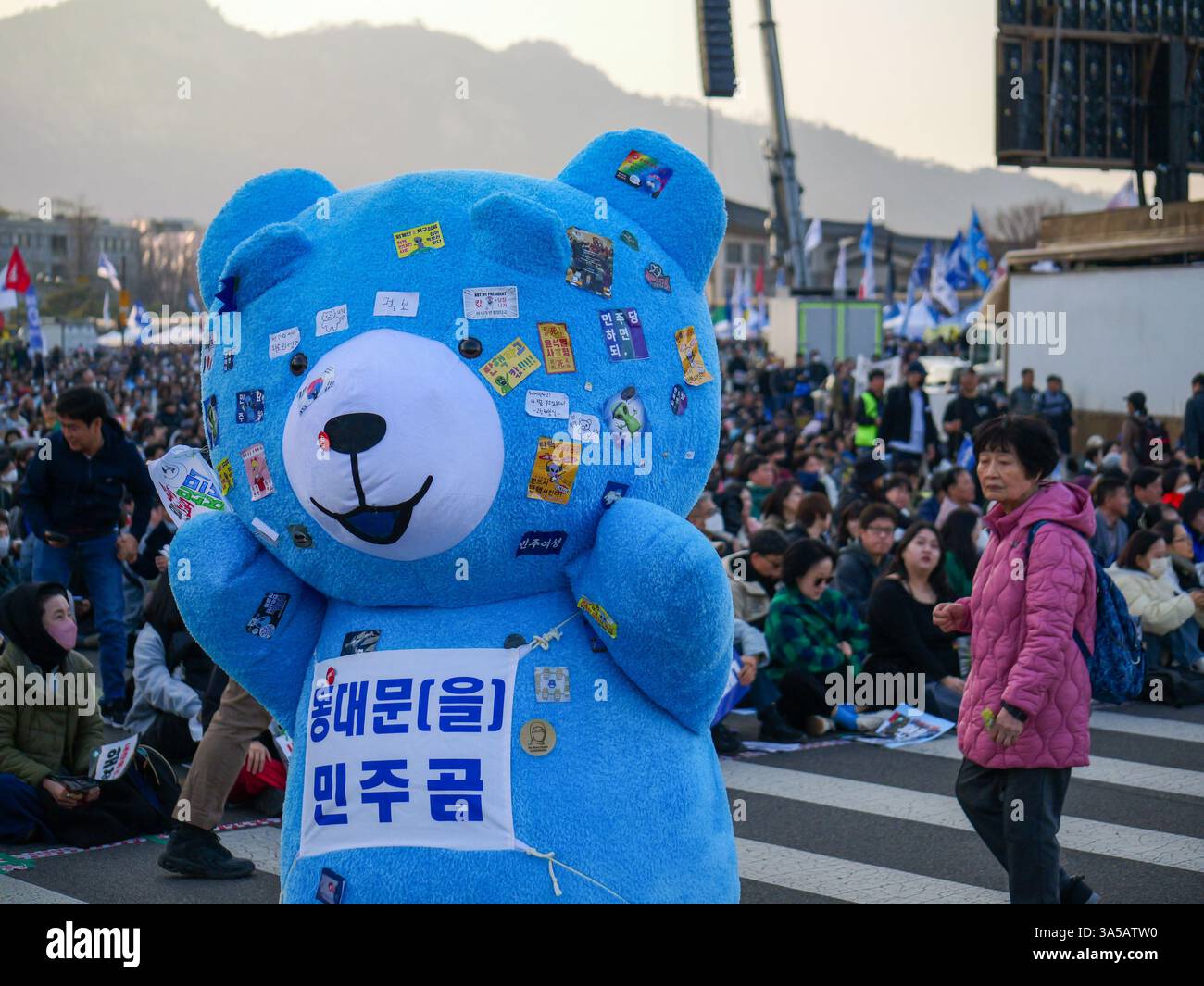 Seoul, Südkorea. März 2025. Ein "Demokratiebär"-Maskottchen erscheint bei einer Kundgebung, bei der der angeklagte südkoreanische Präsident Yoon Suk Yeol am Samstag, den 22. März 2025, aus dem Amt des Gyeongbokgung Palace in der Innenstadt von Seoul, Südkorea, entfernt werden soll. Das Land wartet gespannt auf ein Urteil des Verfassungsgerichts darüber, ob Yoons Amtsenthebung aufrechterhalten werden soll. Foto: Thomas Maresca/UPI Credit: UPI/Alamy Live News Stockfoto Seoul, Südkorea. März 2025. Ein "Demokratiebär"-Maskottchen erscheint bei einer Kundgebung, bei der der angeklagte südkoreanische Präsident Yoon Suk Yeol am Samstag, den 22. März 2025, aus dem Amt des Gyeongbokgung Palace in der Innenstadt von Seoul, Südkorea, entfernt werden soll. Das Land wartet gespannt auf ein Urteil des Verfassungsgerichts darüber, ob Yoons Amtsenthebung aufrechterhalten werden soll. Foto: Thomas Maresca/UPI Credit: UPI/Alamy Live News Stockfoto