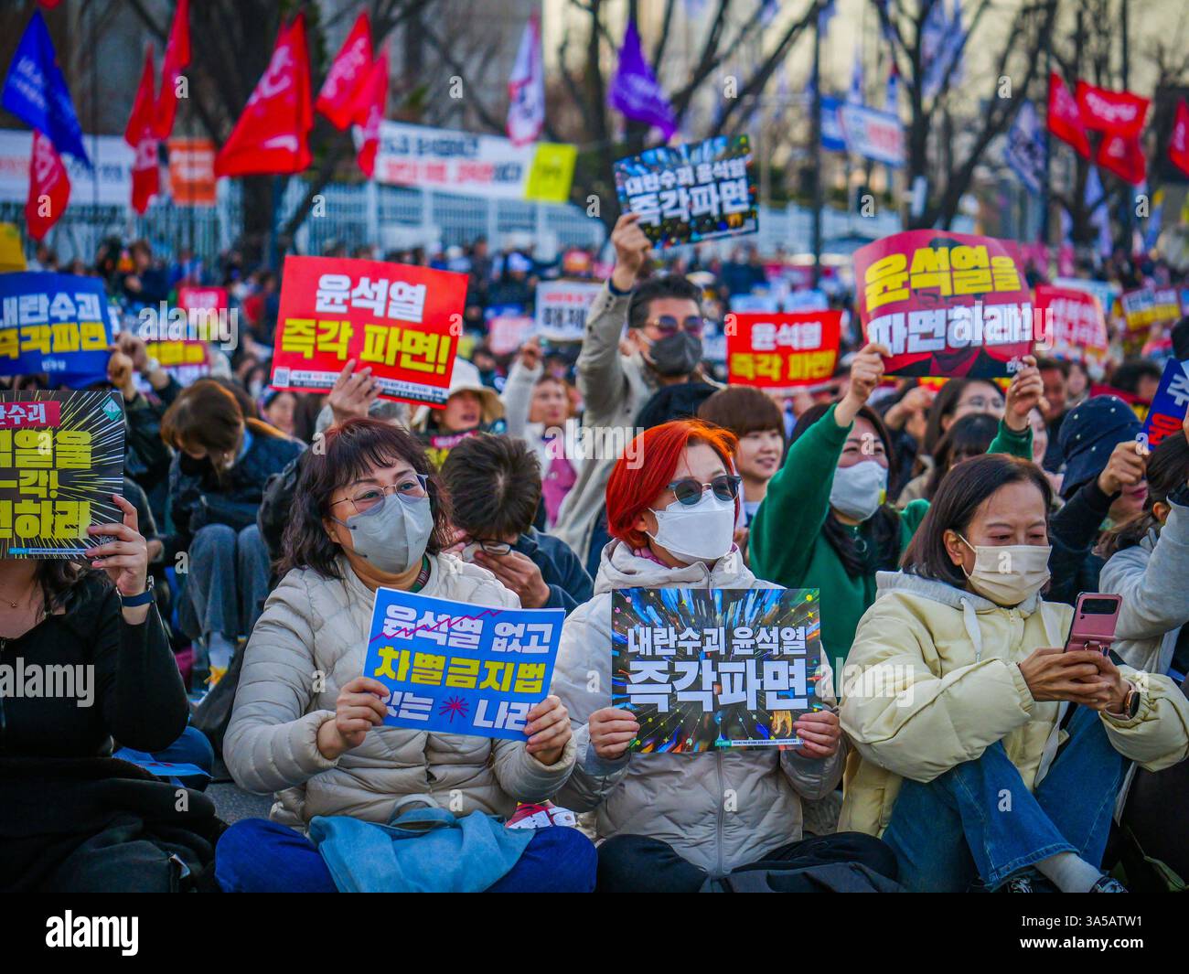 Seoul, Südkorea. März 2025. Demonstranten halten Schilder, die fordern, dass der angeklagte südkoreanische Präsident Yoon Suk Yeol bei einer massiven Demonstration in der Nähe des Gyeongbokgung Palace in der Innenstadt von Seoul, Südkorea, am Samstag, den 22. März 2025 aus seinem Amt entfernt wird. Das Land wartet gespannt auf ein Urteil des Verfassungsgerichts darüber, ob Yoons Amtsenthebung aufrechterhalten werden soll. Foto: Thomas Maresca/UPI Credit: UPI/Alamy Live News Stockfoto Seoul, Südkorea. März 2025. Demonstranten halten Schilder, die fordern, dass der angeklagte südkoreanische Präsident Yoon Suk Yeol bei einer massiven Demonstration in der Nähe des Gyeongbokgung Palace in der Innenstadt von Seoul, Südkorea, am Samstag, den 22. März 2025 aus seinem Amt entfernt wird. Das Land wartet gespannt auf ein Urteil des Verfassungsgerichts darüber, ob Yoons Amtsenthebung aufrechterhalten werden soll. Foto: Thomas Maresca/UPI Credit: UPI/Alamy Live News Stockfoto