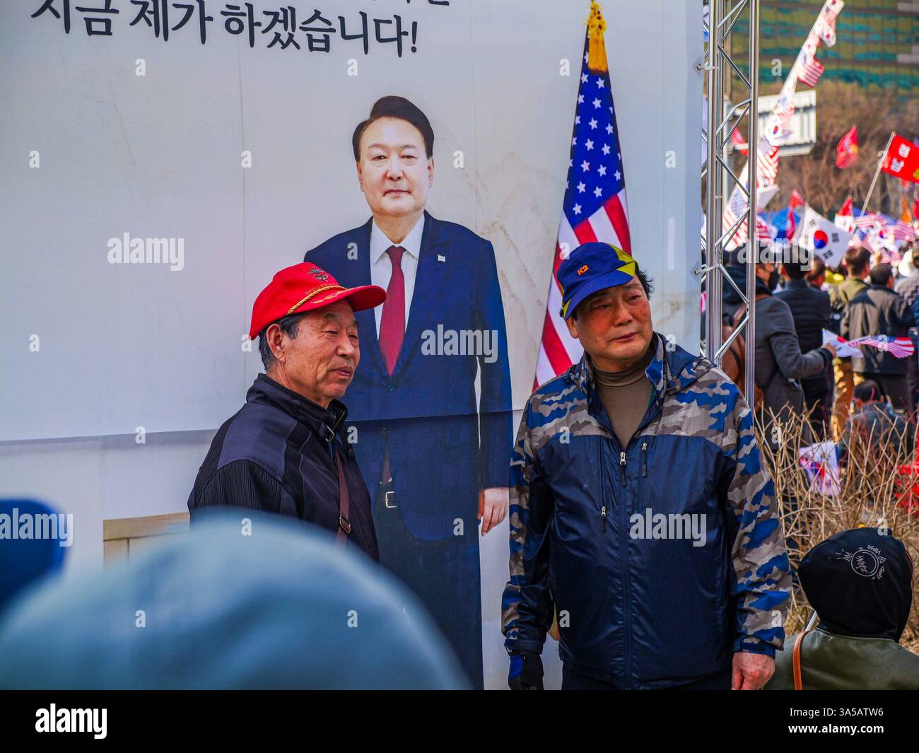 Seoul, Südkorea. März 2025. Anhänger des angeklagten südkoreanischen Präsidenten Yoon Suk Yeol posieren vor einem Foto von Yoon bei einer massiven Kundgebung am Gwanghwamun Square in der Innenstadt von Seoul, Südkorea, am Samstag, den 22. März 2025. Das Land wartet gespannt auf ein Urteil des Verfassungsgerichts darüber, ob er seine Amtsenthebung aufrechterhalten soll. Foto: Thomas Maresca/UPI Credit: UPI/Alamy Live News Stockfoto Seoul, Südkorea. März 2025. Anhänger des angeklagten südkoreanischen Präsidenten Yoon Suk Yeol posieren vor einem Foto von Yoon bei einer massiven Kundgebung am Gwanghwamun Square in der Innenstadt von Seoul, Südkorea, am Samstag, den 22. März 2025. Das Land wartet gespannt auf ein Urteil des Verfassungsgerichts darüber, ob er seine Amtsenthebung aufrechterhalten soll. Foto: Thomas Maresca/UPI Credit: UPI/Alamy Live News Stockfoto