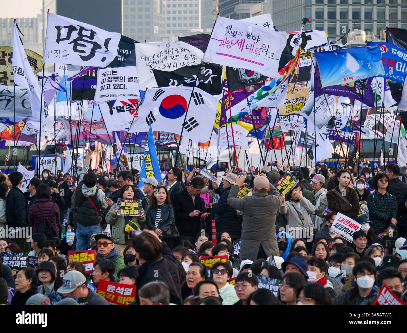 Seoul, Südkorea. März 2025. Demonstranten rufen dazu auf, dass der angeklagte südkoreanische Präsident Yoon Suk Yeol bei einer massiven Demonstration in der Nähe des Gyeongbokgung Palace in der Innenstadt von Seoul, Südkorea, am Samstag, den 22. März 2025, aus seinem Amt entfernt wird. Das Land wartet gespannt auf ein Urteil des Verfassungsgerichts darüber, ob er seine Amtsenthebung aufrechterhalten soll. Foto: Thomas Maresca/UPI Credit: UPI/Alamy Live News Stockfoto Seoul, Südkorea. März 2025. Demonstranten rufen dazu auf, dass der angeklagte südkoreanische Präsident Yoon Suk Yeol bei einer massiven Demonstration in der Nähe des Gyeongbokgung Palace in der Innenstadt von Seoul, Südkorea, am Samstag, den 22. März 2025, aus seinem Amt entfernt wird. Das Land wartet gespannt auf ein Urteil des Verfassungsgerichts darüber, ob er seine Amtsenthebung aufrechterhalten soll. Foto: Thomas Maresca/UPI Credit: UPI/Alamy Live News Stockfoto