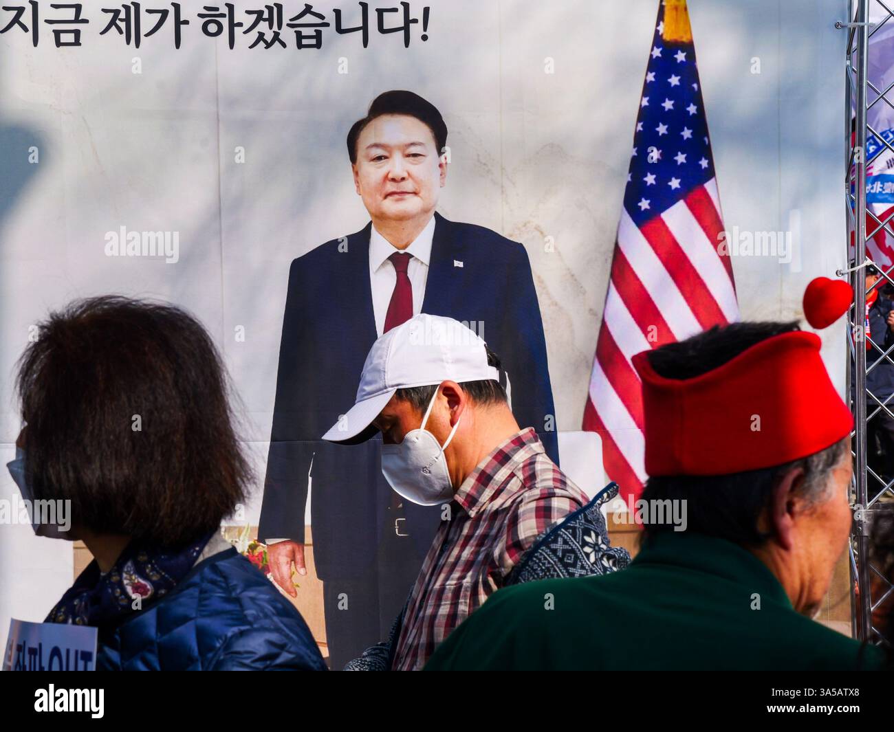 Seoul, Südkorea. März 2025. Anhänger des angeklagten südkoreanischen Präsidenten Yoon Suk Yeol laufen am Samstag, den 22. März 2025, vor einem Foto von Yoon auf einer massiven Kundgebung auf dem Gwanghwamun Square in der Innenstadt von Seoul, Südkorea. Das Land wartet gespannt auf ein Urteil des Verfassungsgerichts darüber, ob er seine Amtsenthebung aufrechterhalten soll. Foto: Thomas Maresca/UPI Credit: UPI/Alamy Live News Stockfoto Seoul, Südkorea. März 2025. Anhänger des angeklagten südkoreanischen Präsidenten Yoon Suk Yeol laufen am Samstag, den 22. März 2025, vor einem Foto von Yoon auf einer massiven Kundgebung auf dem Gwanghwamun Square in der Innenstadt von Seoul, Südkorea. Das Land wartet gespannt auf ein Urteil des Verfassungsgerichts darüber, ob er seine Amtsenthebung aufrechterhalten soll. Foto: Thomas Maresca/UPI Credit: UPI/Alamy Live News Stockfoto