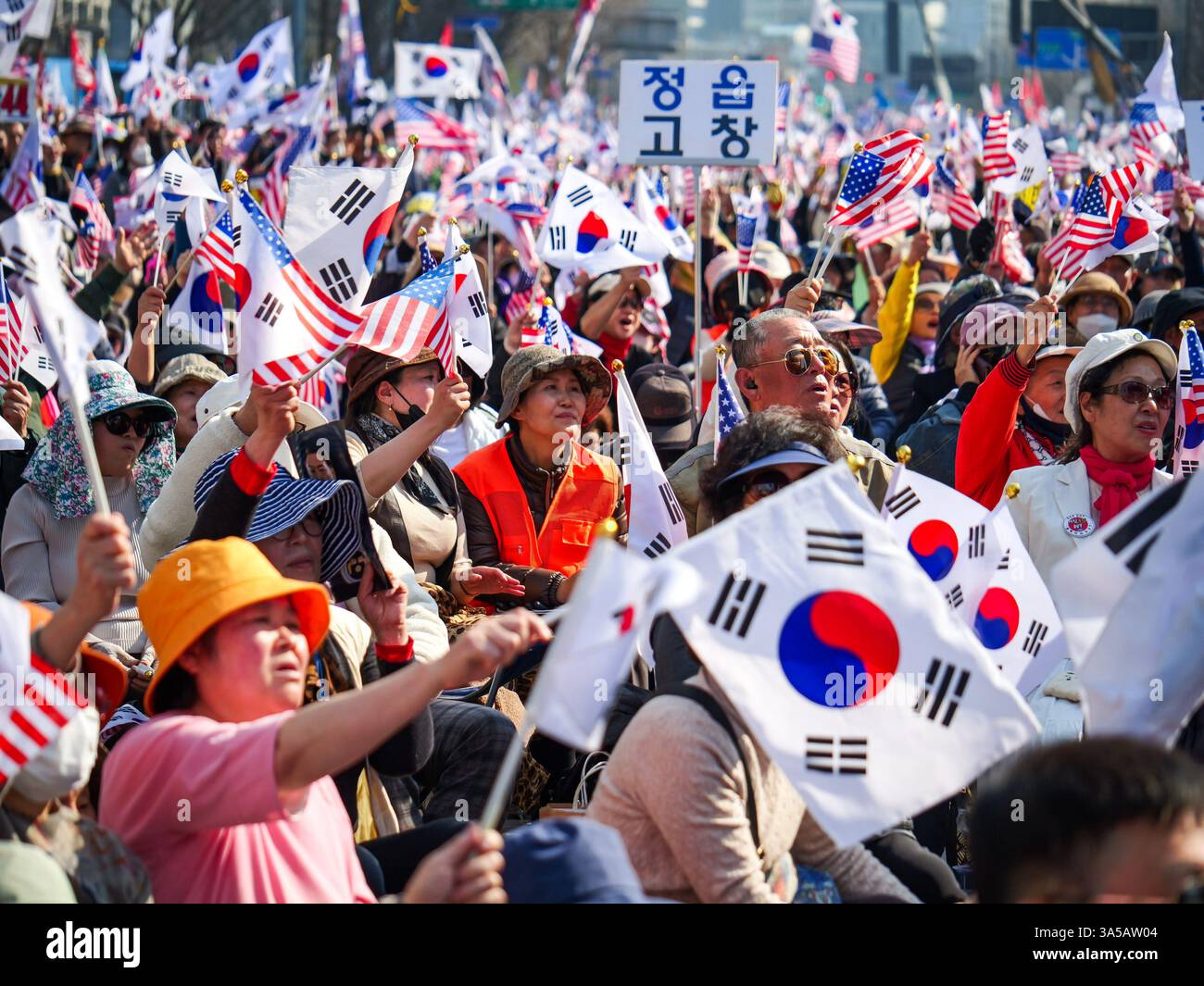 Seoul, Südkorea. März 2025. Anhänger des angeklagten südkoreanischen Präsidenten Yoon Suk Yeol veranstalten am Samstag, den 22. März 2025, eine massive Kundgebung auf dem Gwanghwamun Square in der Innenstadt von Seoul. Das Land wartet gespannt auf ein Urteil des Verfassungsgerichts darüber, ob er seine Amtsenthebung aufrechterhalten soll. Foto: Thomas Maresca/UPI Credit: UPI/Alamy Live News Stockfoto Seoul, Südkorea. März 2025. Anhänger des angeklagten südkoreanischen Präsidenten Yoon Suk Yeol veranstalten am Samstag, den 22. März 2025, eine massive Kundgebung auf dem Gwanghwamun Square in der Innenstadt von Seoul. Das Land wartet gespannt auf ein Urteil des Verfassungsgerichts darüber, ob er seine Amtsenthebung aufrechterhalten soll. Foto: Thomas Maresca/UPI Credit: UPI/Alamy Live News Stockfoto