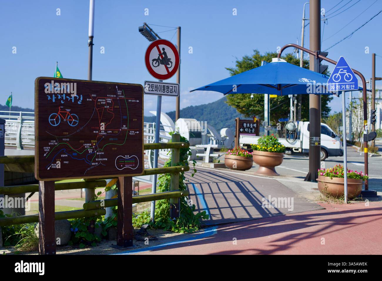 Naju City, Südkorea - 24. September 2020: Eine hölzerne Karte markiert den Eingang zum Naju Radweg und zeigt verschiedene Radwege. In Der Nähe, Stockfoto