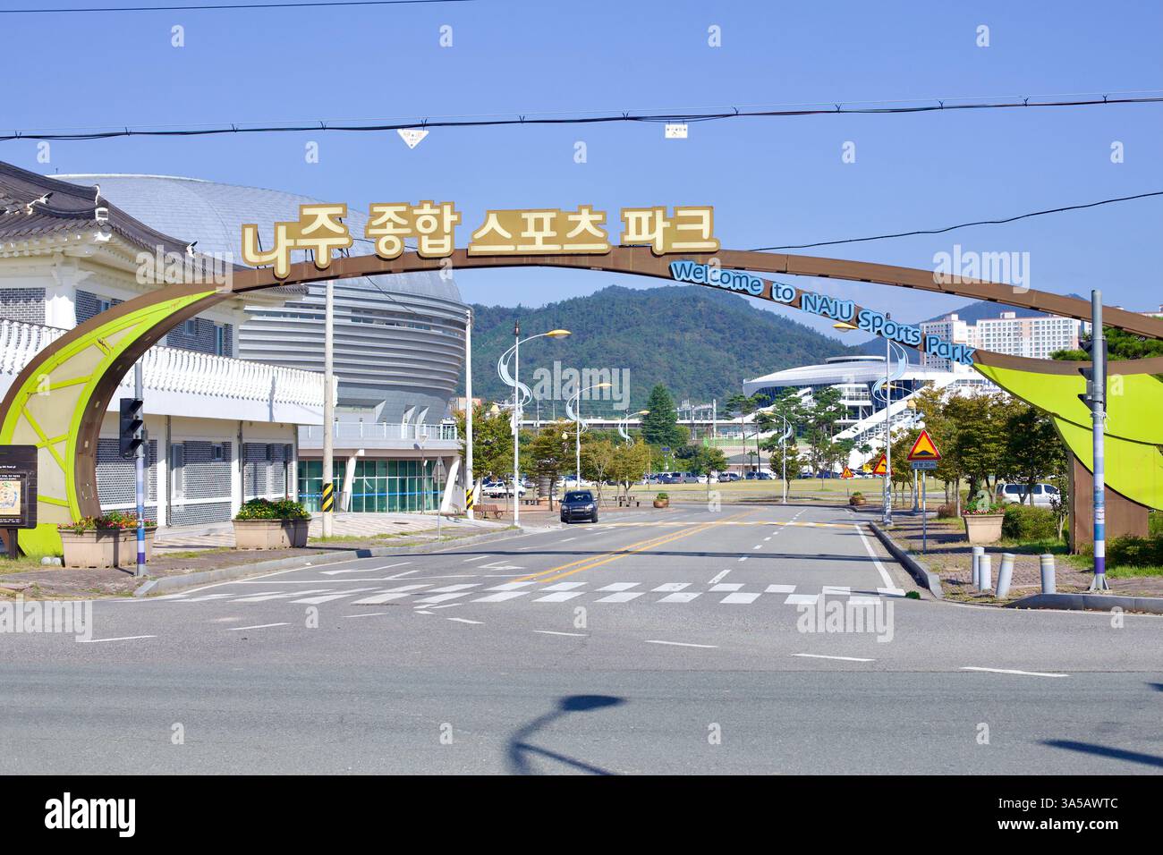 Naju City, Südkorea - 24. September 2020: Der einladende Bogengang am Eingang zum Naju Sports Park mit modernen Sporteinrichtungen und Tradition Stockfoto