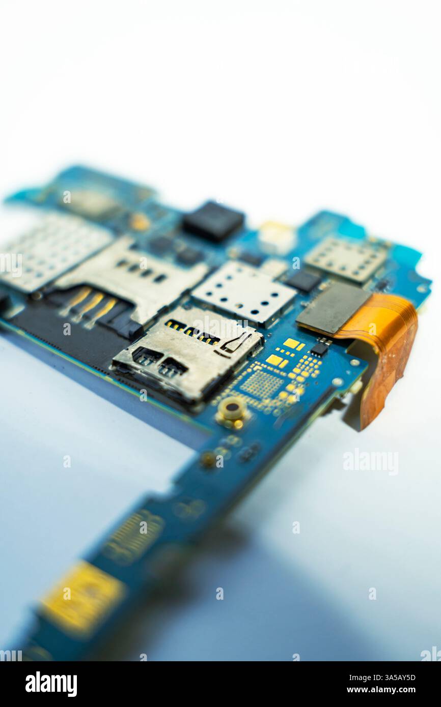 Eine detaillierte Nahaufnahme eines Smartphone-Mainboards mit komplexen Schaltkreisen und Komponenten auf weißem Hintergrund. Perfekt für Tech-Blogs, Stockfoto