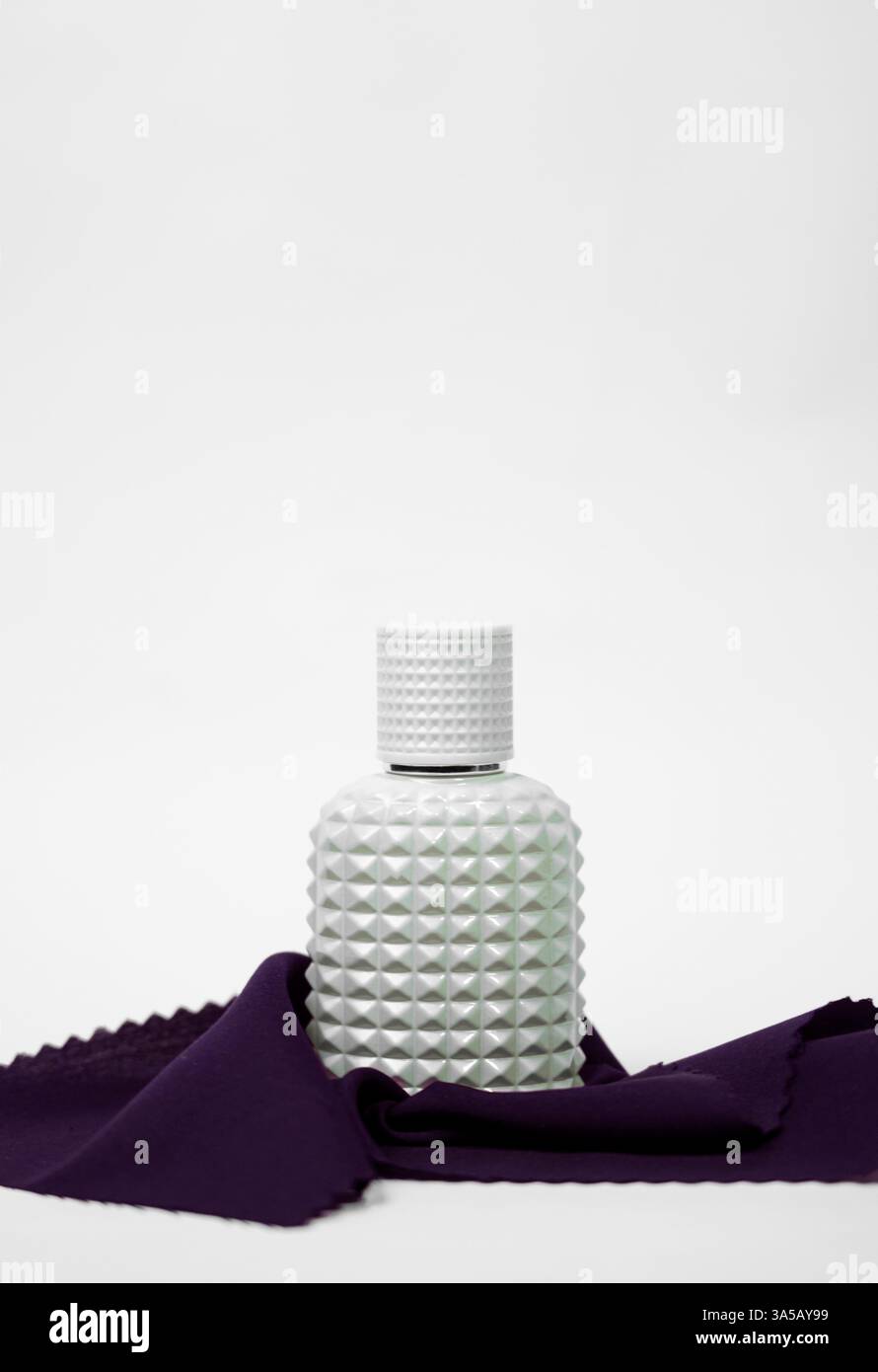 Ein hochwertiges Foto eines luxuriösen weißen Parfums oder einer kölner Flasche, das sein raffiniertes Design auf weißem Hintergrund unterstreicht. Stockfoto