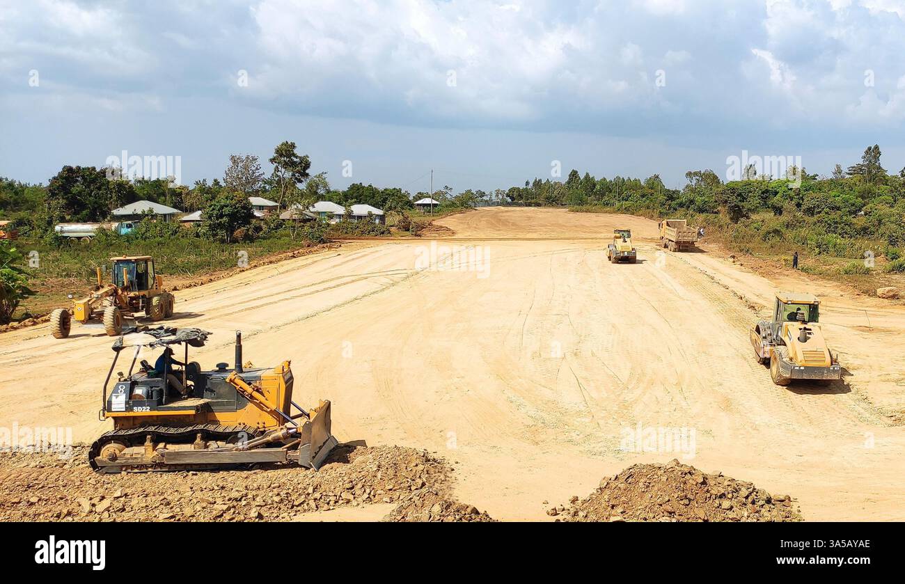 (250322) -- NAIROBI, 22. März 2025 (Xinhua) -- dieses Foto vom 20. März 2025 zeigt eine Baustelle der zweiten Phase des Bewässerungsprojekts Lower Nzoia im Siaya County im Westen Kenias. Das von der chinesischen Sino Hydro Company Limited errichtete Lower Nzoia Berigation Project ist ein nationales Projekt mit Sitz im Ministerium für Wasser und Bewässerung. Die Umsetzung begann im Juni 2018 mit dem Ziel, Überschwemmungen abzumildern und die Fläche der bewässerten Flächen in Westkenia zu vergrößern. Einer der wichtigsten Zuflüsse, die in den Viktoriasee, Afrikas größten Süßwassersee, den Nzoia, münden Stockfoto