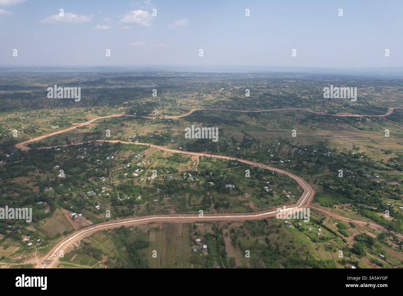 (250322) -- NAIROBI, 22. März 2025 (Xinhua) -- Ein Drohnenfoto vom 18. Juli 2023 zeigt einen Blick auf die Präreklamierebenen entlang des Viktoriasees im Siaya County im Westen Kenias. Das von der chinesischen Sino Hydro Company Limited errichtete Lower Nzoia Berigation Project ist ein nationales Projekt mit Sitz im Ministerium für Wasser und Bewässerung. Die Umsetzung begann im Juni 2018 mit dem Ziel, Überschwemmungen abzumildern und die Fläche der bewässerten Flächen in Westkenia zu vergrößern. Einer der wichtigsten Zuflüsse, die in den Victoria-See fließen, Afrikas größten Süßwassersee, den Nzoia River, der einen hat Stockfoto
