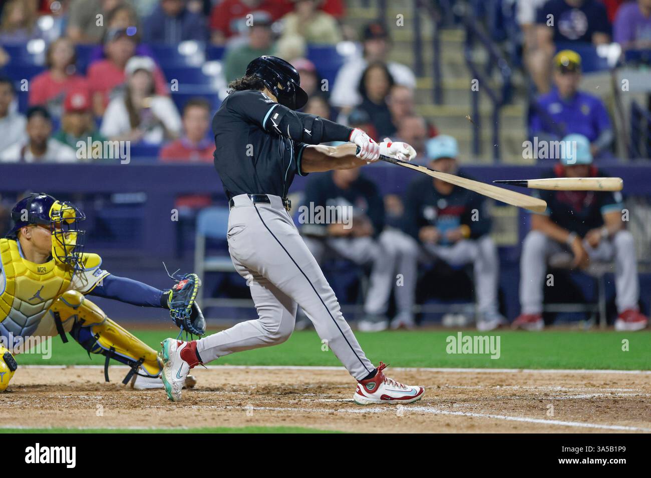 Phoenix, USA. März 2025. Phoenix, AZ. USA; Arizona Diamondbacks Outfielder Corbin Carroll (7) zerschlägt seinen Schläger während eines MLB Spring Training Spiels gegen die Milwaukee Brewers am Freitag, den 21. März 2025 in den American Family Fields of Phoenix. Die Diamondbacks schlugen die Brewers mit 16:9. (Kim Hukari/Image of Sport) Foto über Credit: Newscom/Alamy Live News Stockfoto